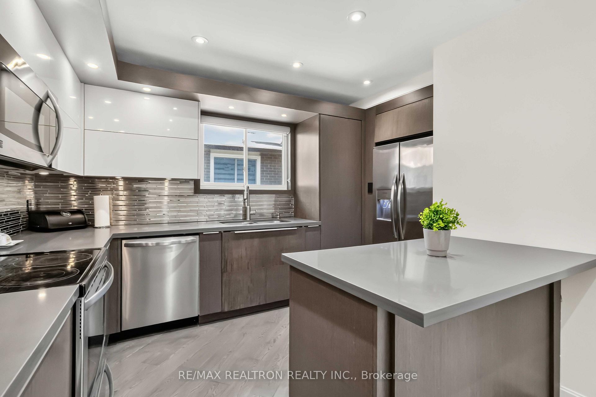 Photo 9 of 219 Bay Thorn Drive, Markham, Royal Orchard — HOMEH