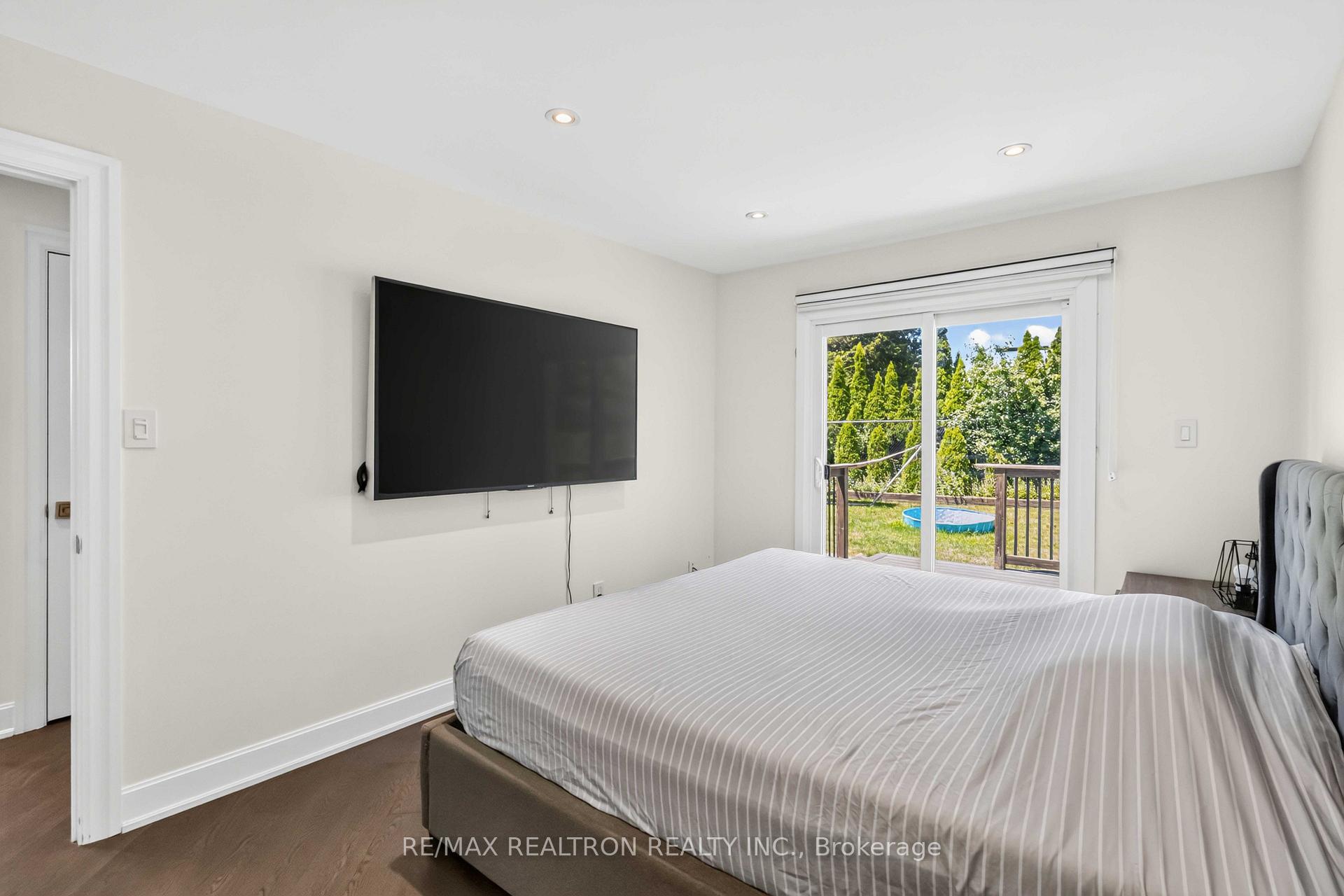 Photo 12 of 219 Bay Thorn Drive, Markham, Royal Orchard — HOMEH