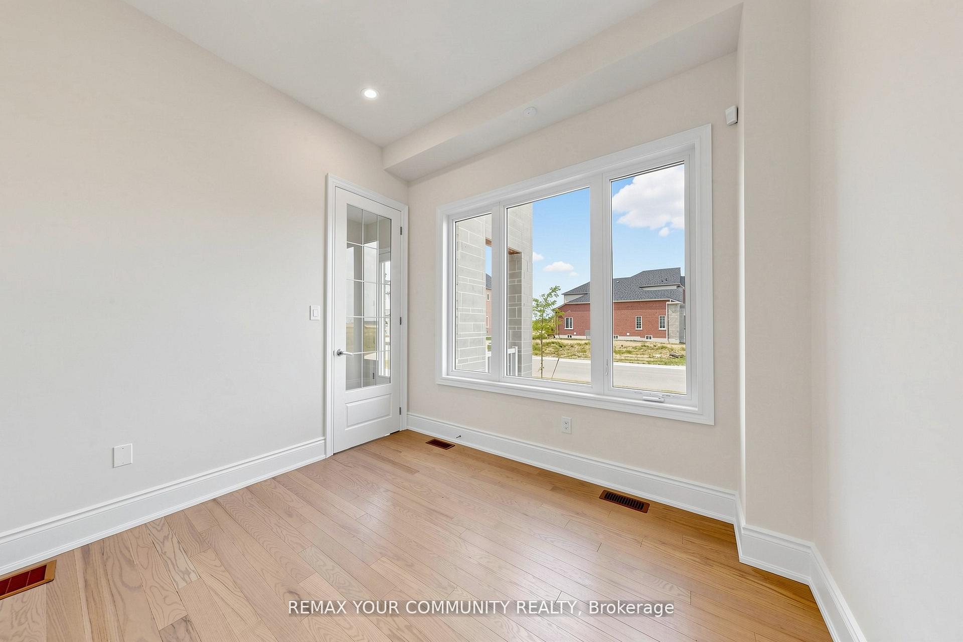 Photo 3 of 31 Lorrain Hand Crescent, Georgina, Keswick South — HOMEH