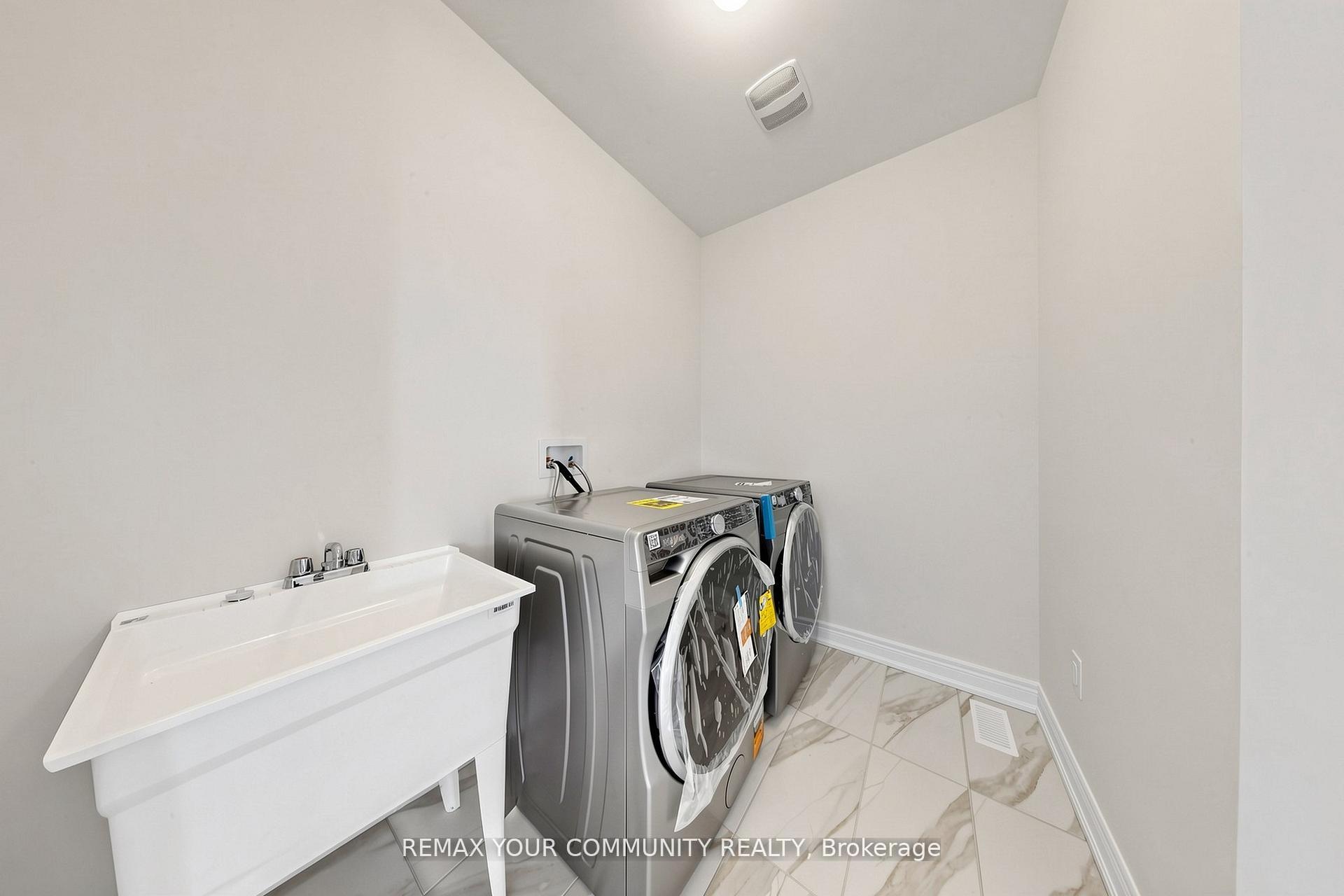 Photo 25 of 31 Lorrain Hand Crescent, Georgina, Keswick South — HOMEH