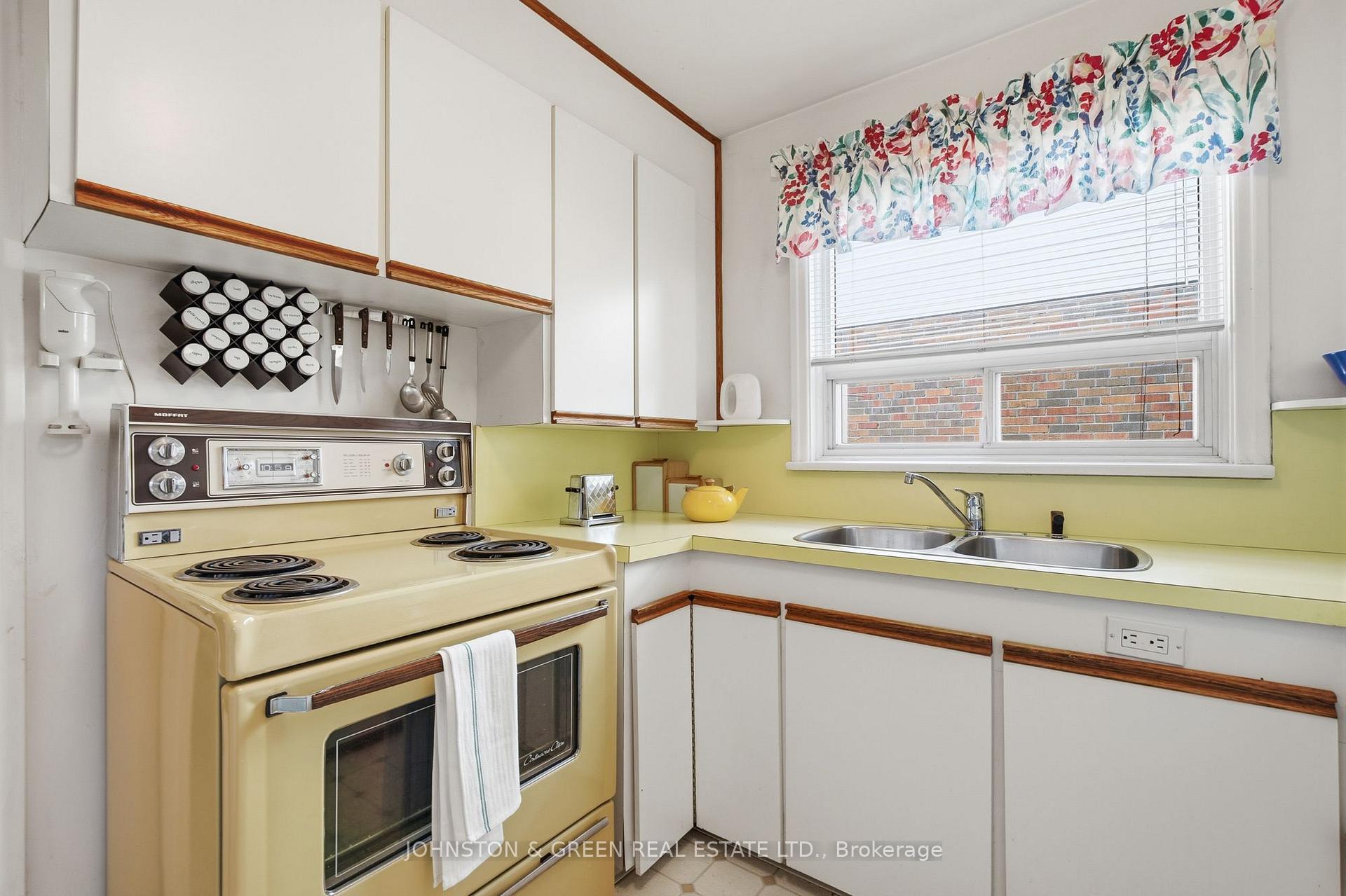 Photo 14 of 425 O'Connor Drive, Toronto, East York — HOMEH