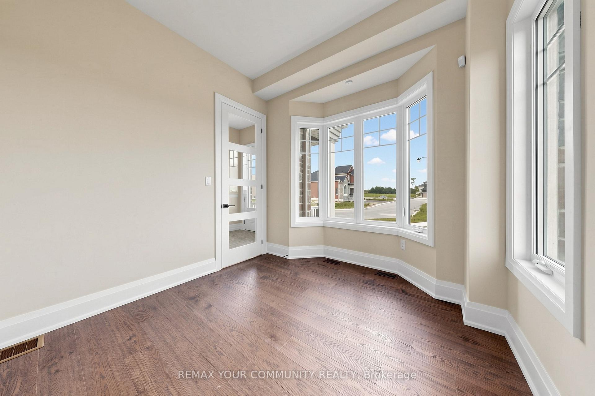 Photo 3 of 33 Lorrain Hand Crescent, Georgina, Keswick South — HOMEH