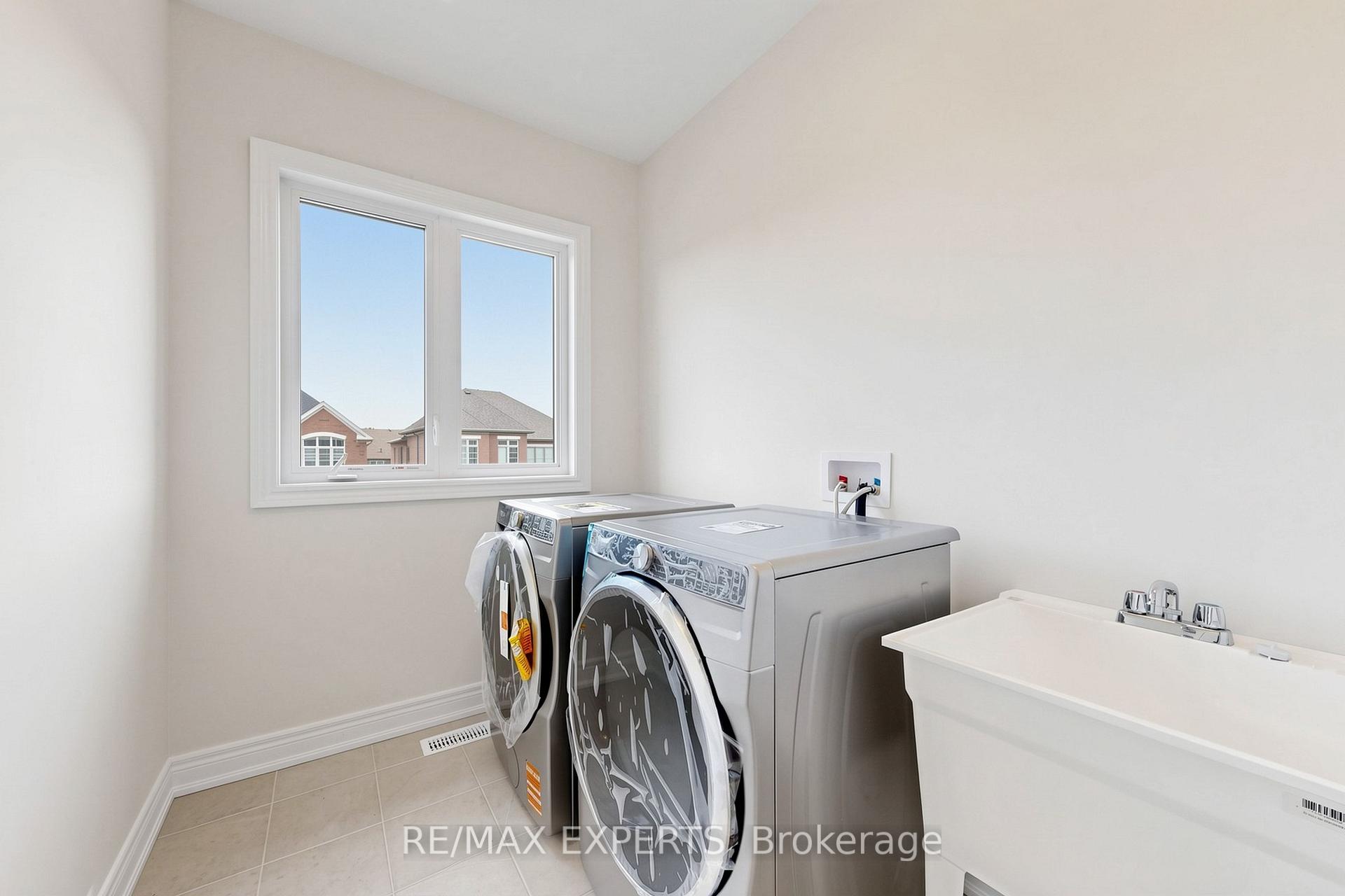 Photo 46 of 60 Bud Leggett Crescent, Georgina, Keswick South — HOMEH