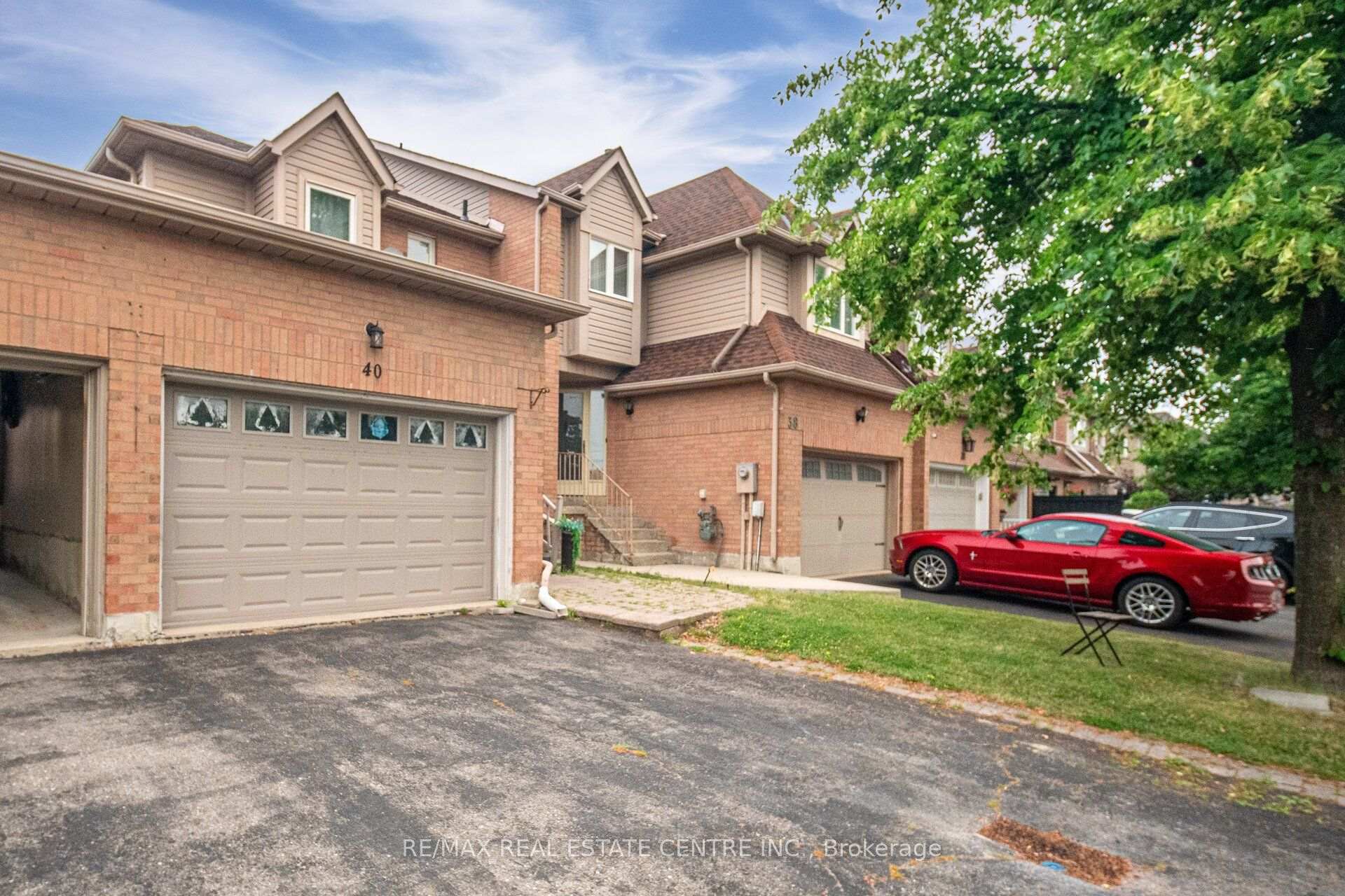 Photo 3 of 40 Langdale Crescent, Brampton, Fletcher's West — HOMEH