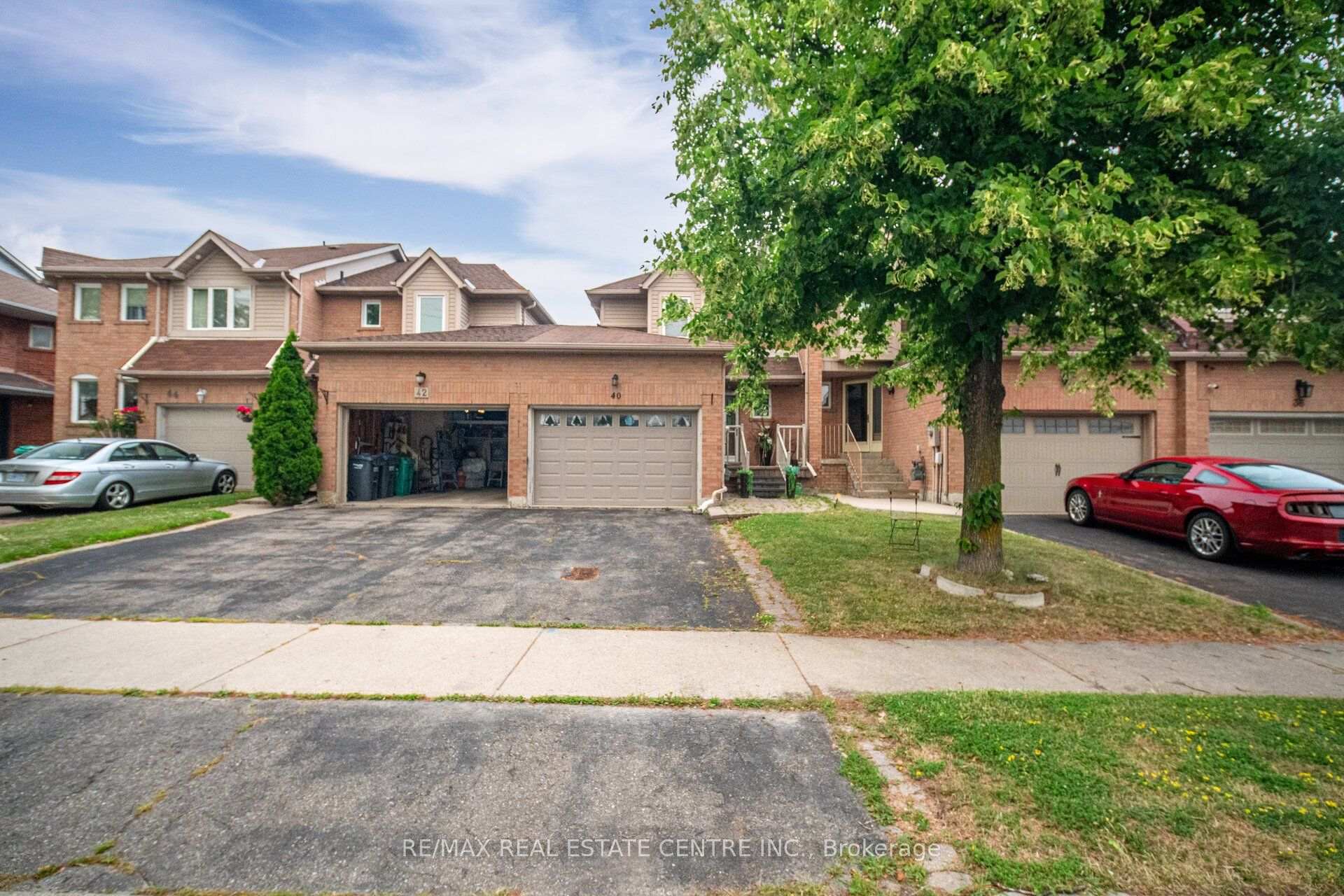 Photo 4 of 40 Langdale Crescent, Brampton, Fletcher's West — HOMEH