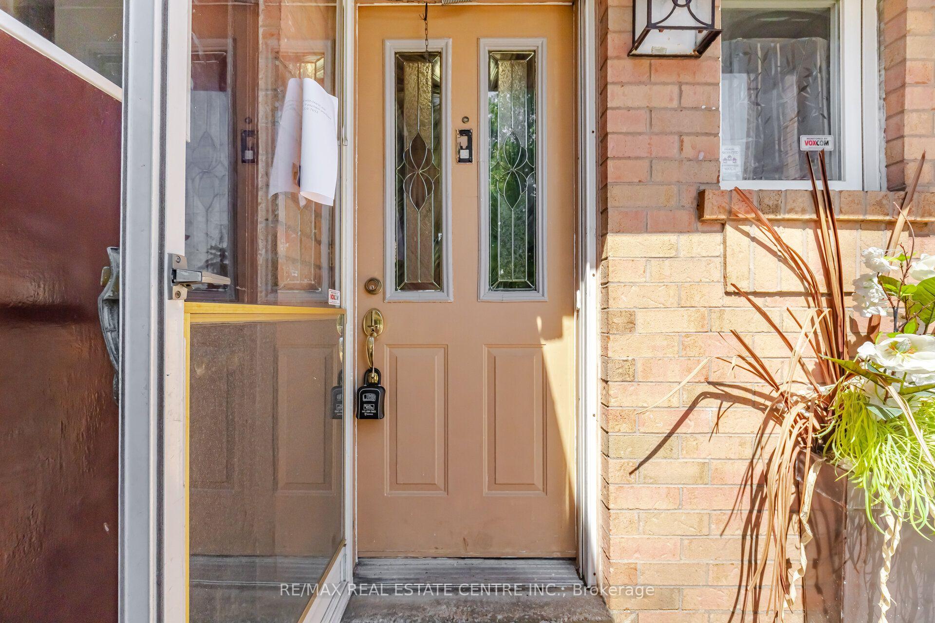 Photo 7 of 40 Langdale Crescent, Brampton, Fletcher's West — HOMEH