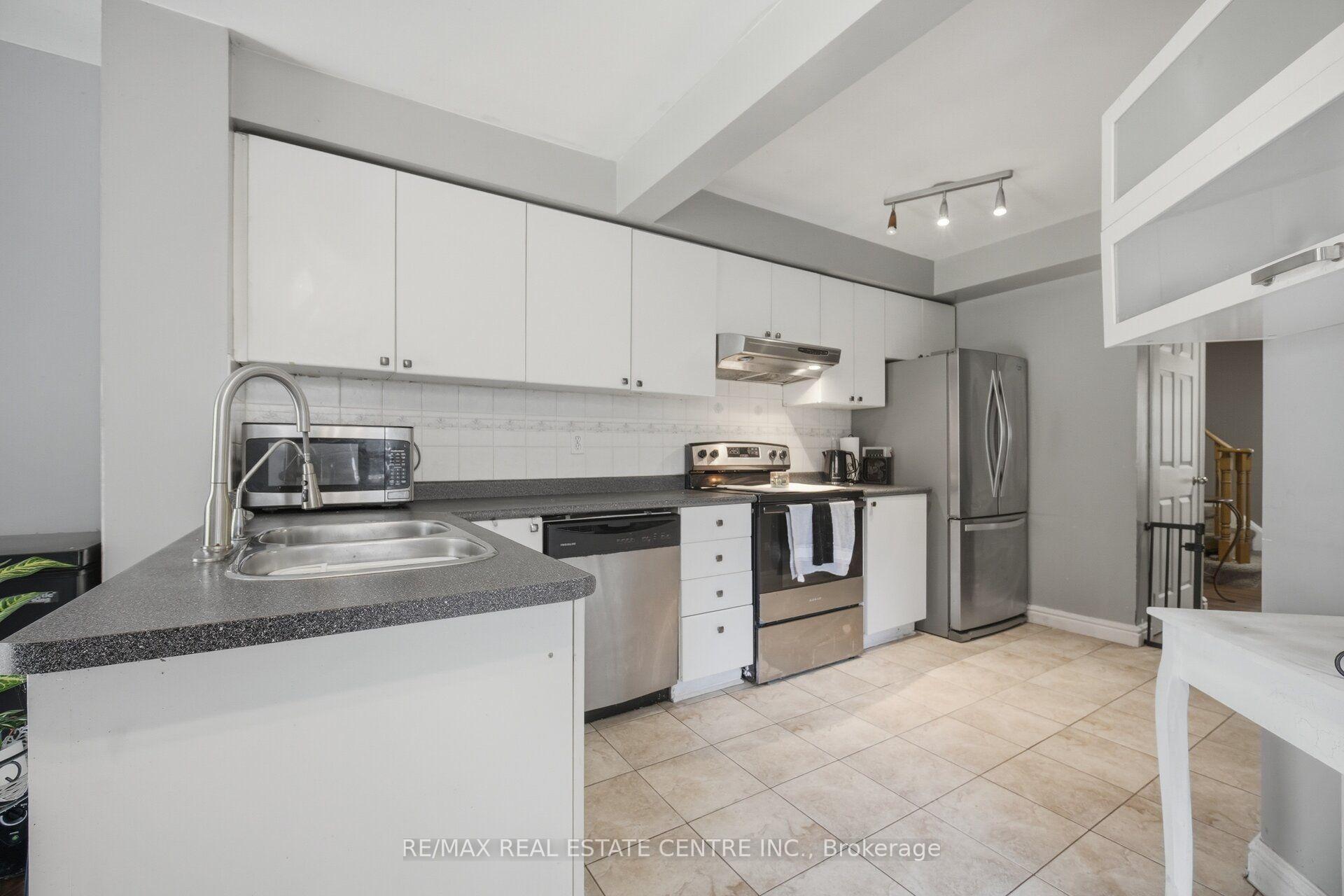 Photo 16 of 40 Langdale Crescent, Brampton, Fletcher's West — HOMEH