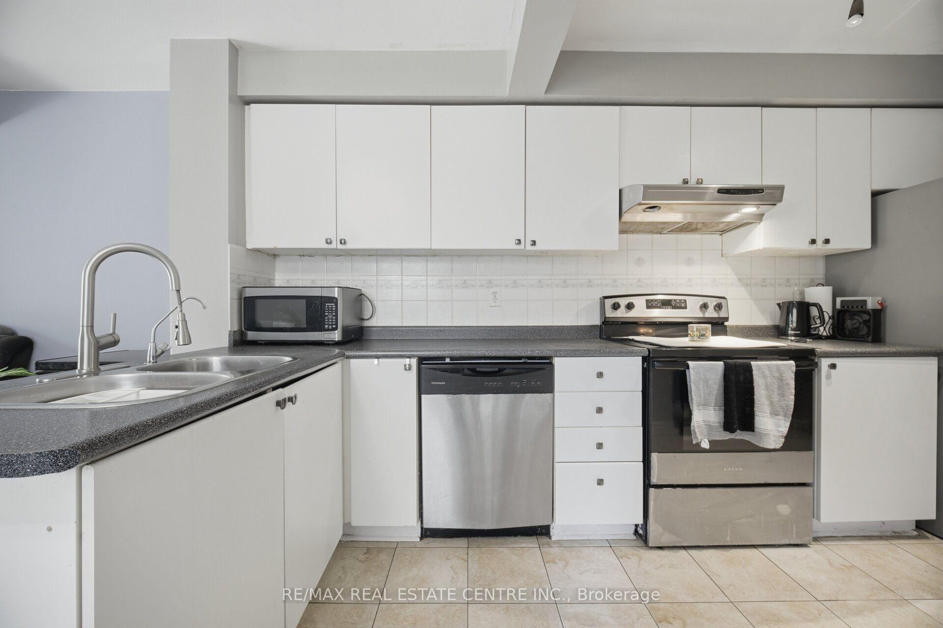 Photo 18 of 40 Langdale Crescent, Brampton, Fletcher's West — HOMEH