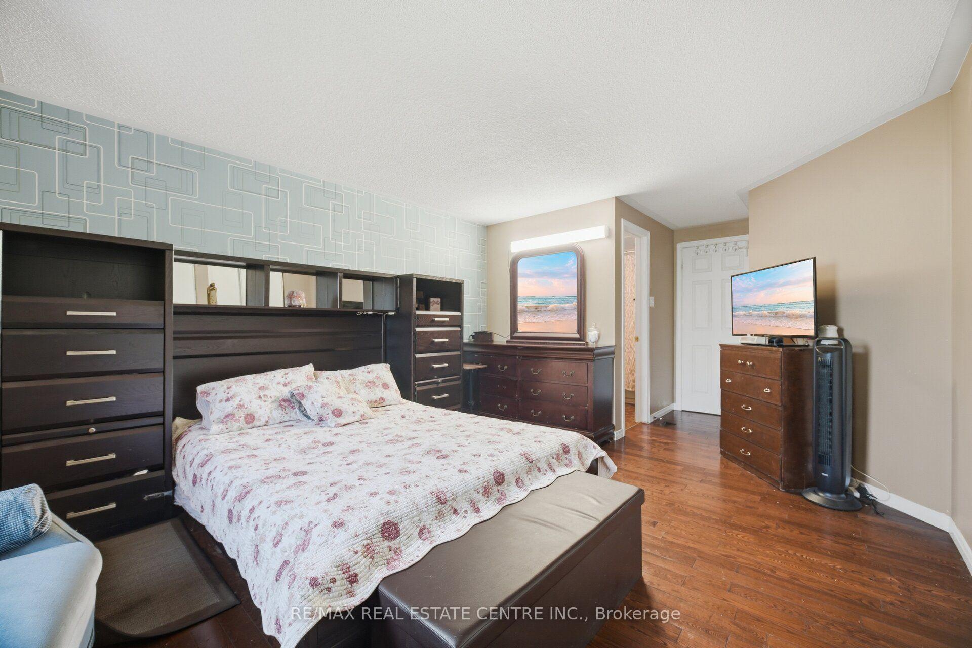 Photo 30 of 40 Langdale Crescent, Brampton, Fletcher's West — HOMEH