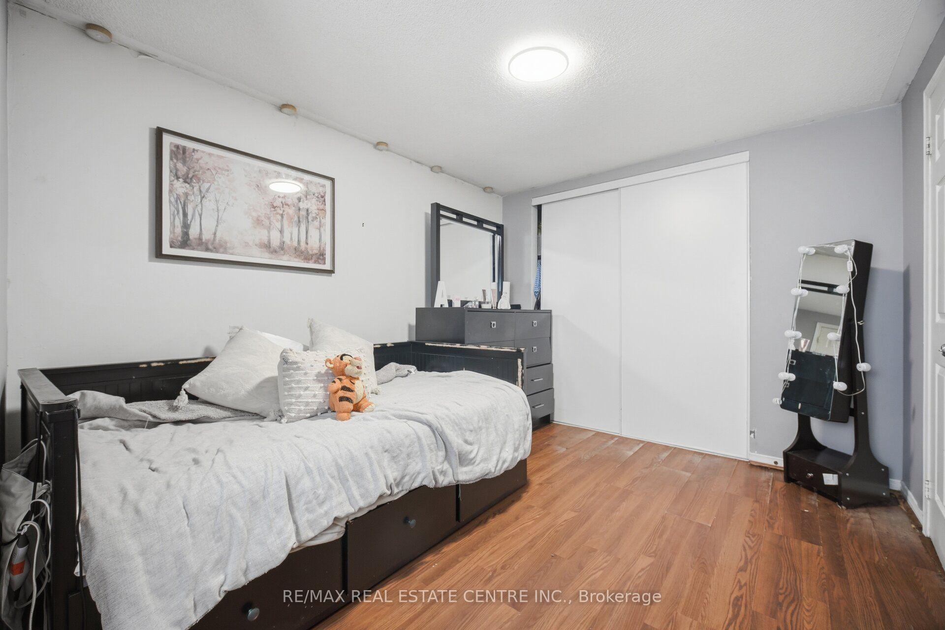 Photo 33 of 40 Langdale Crescent, Brampton, Fletcher's West — HOMEH