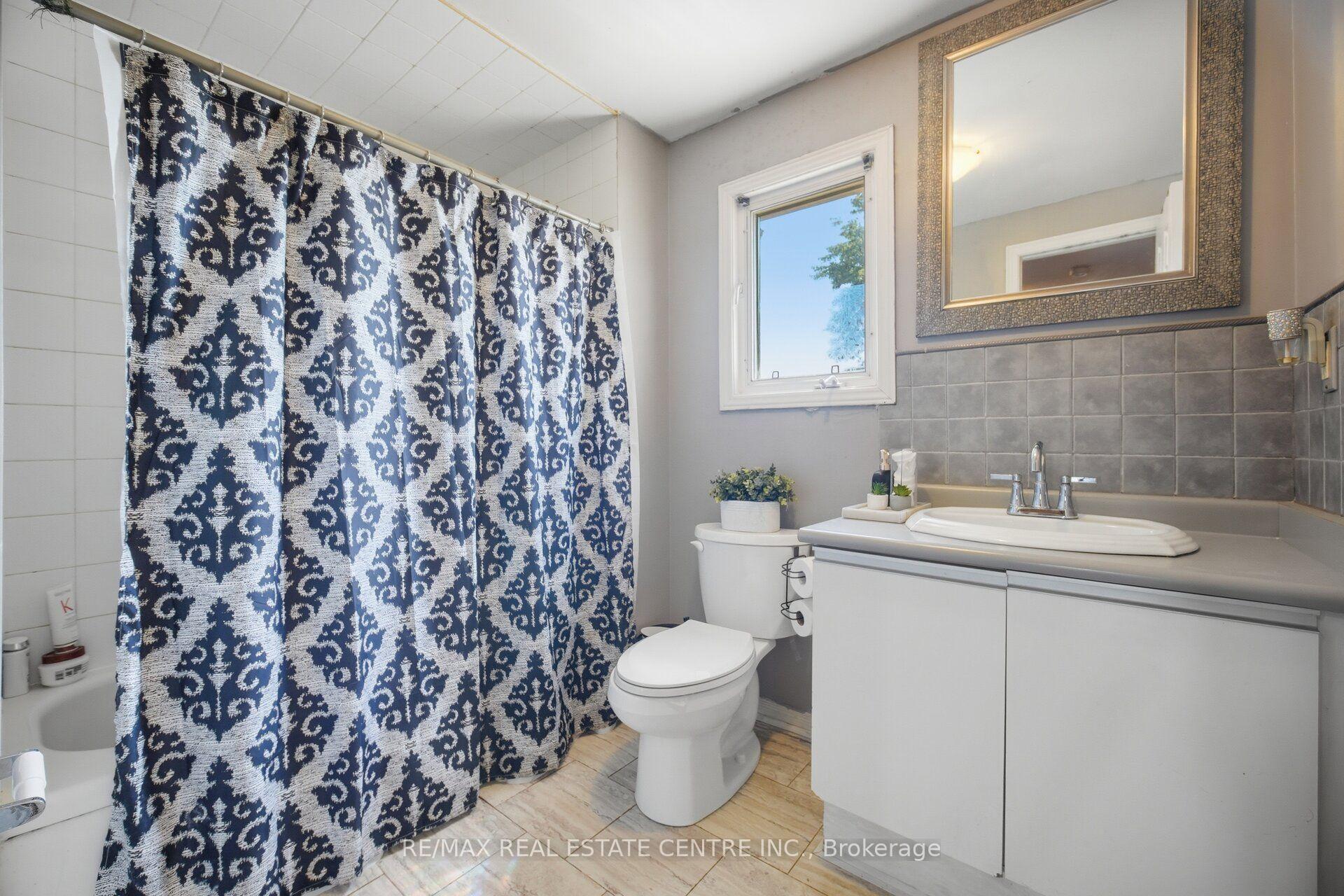 Photo 36 of 40 Langdale Crescent, Brampton, Fletcher's West — HOMEH