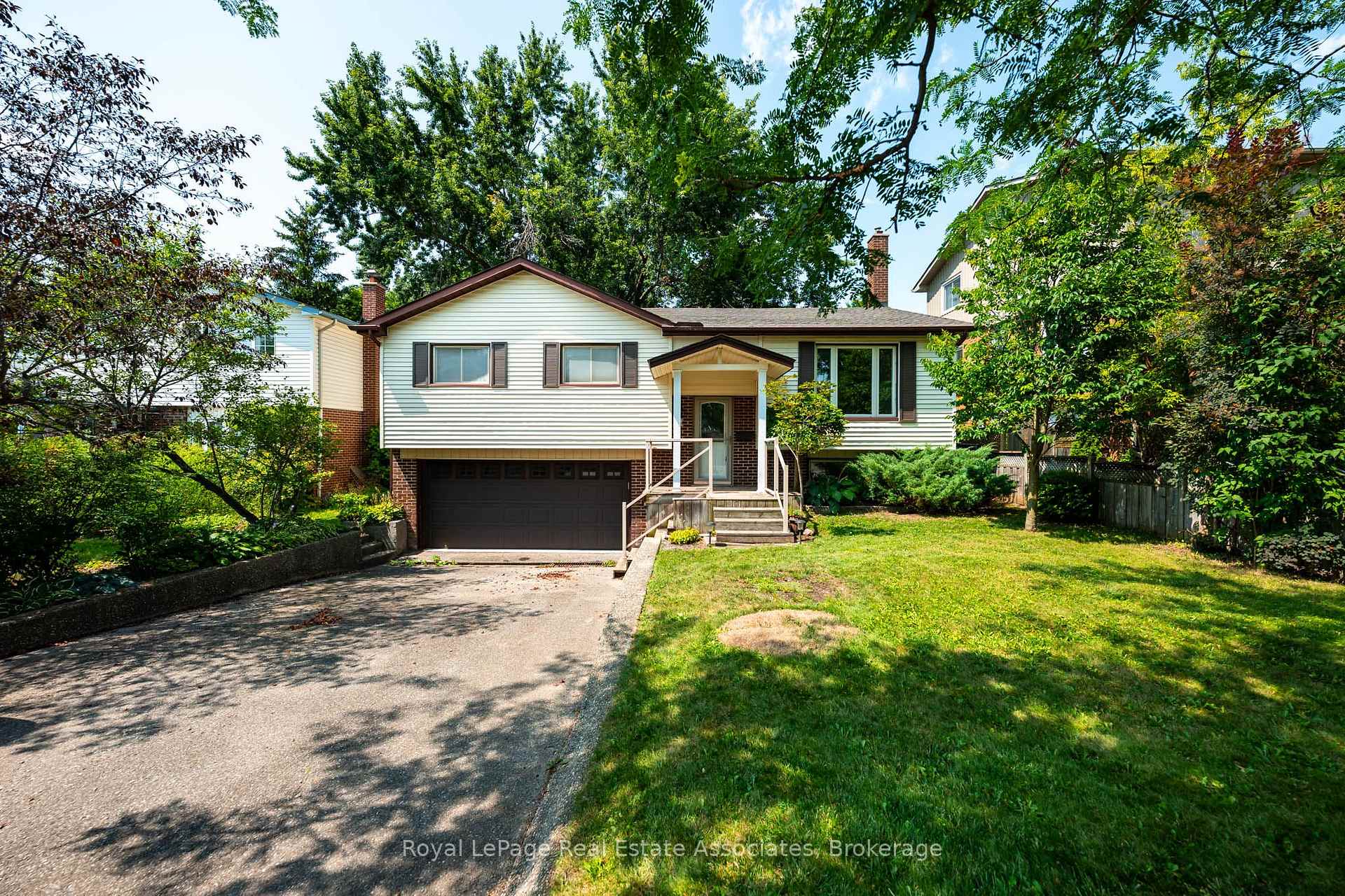 Photo 1 of 11 Berry Street, Halton Hills, Acton — HOMEH