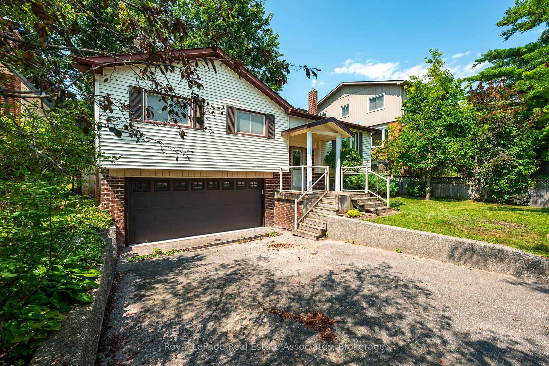 Photo 2 of 11 Berry Street, Halton Hills, Acton — HOMEH