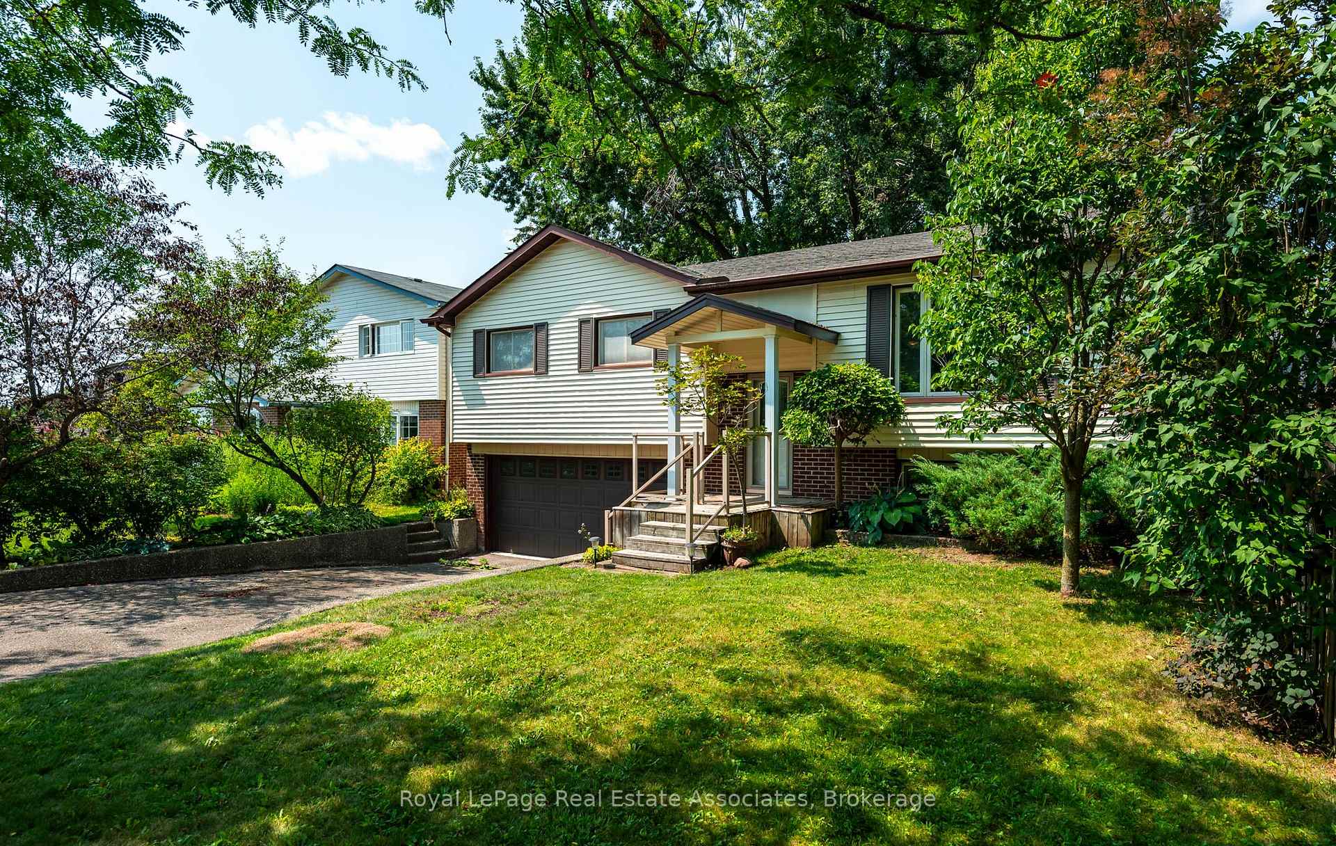 Photo 3 of 11 Berry Street, Halton Hills, Acton — HOMEH