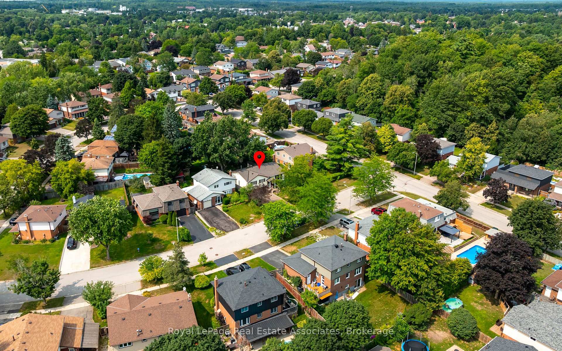 Photo 4 of 11 Berry Street, Halton Hills, Acton — HOMEH