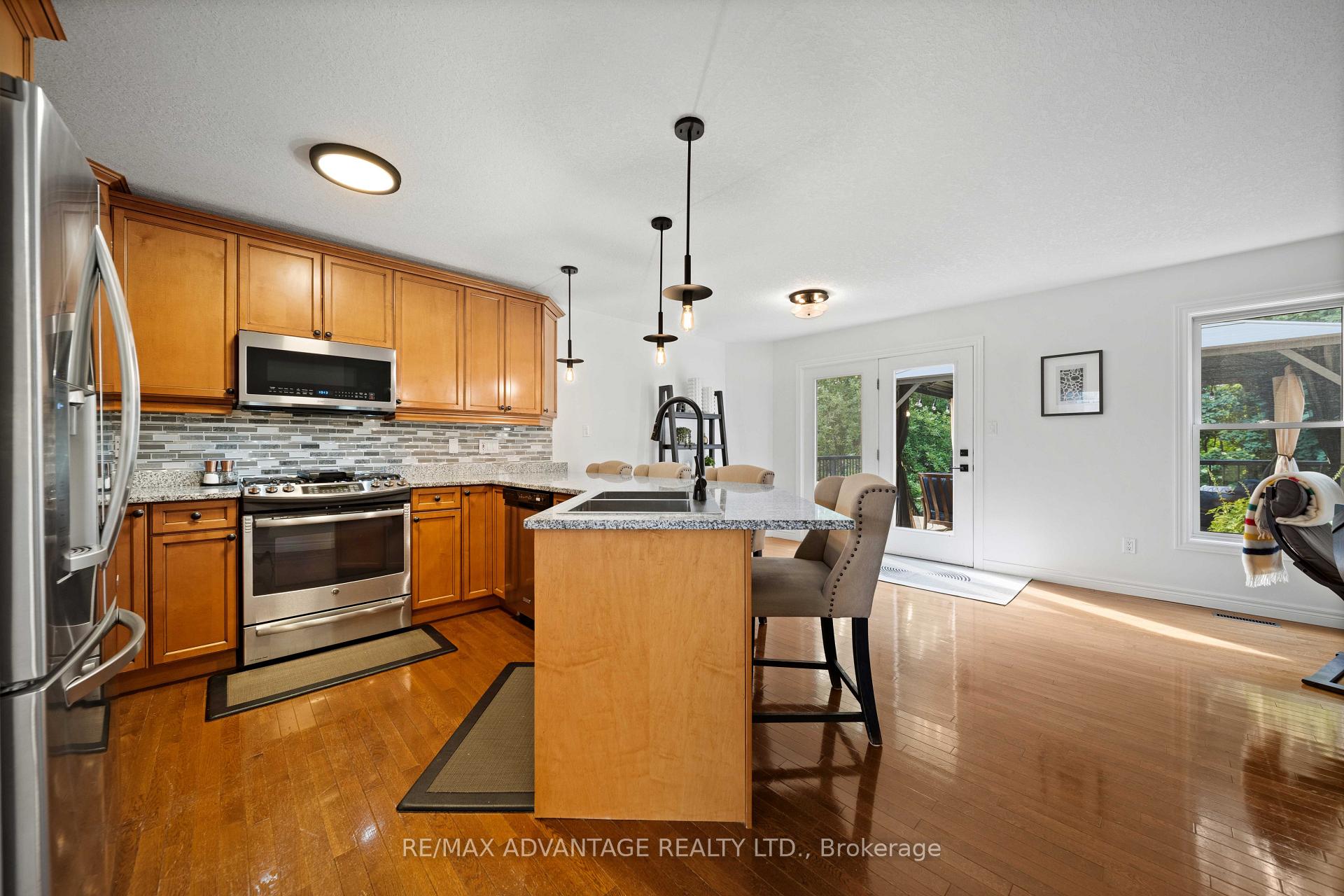 Photo 7 of 1519 Shore Road, London, South A — HOMEH