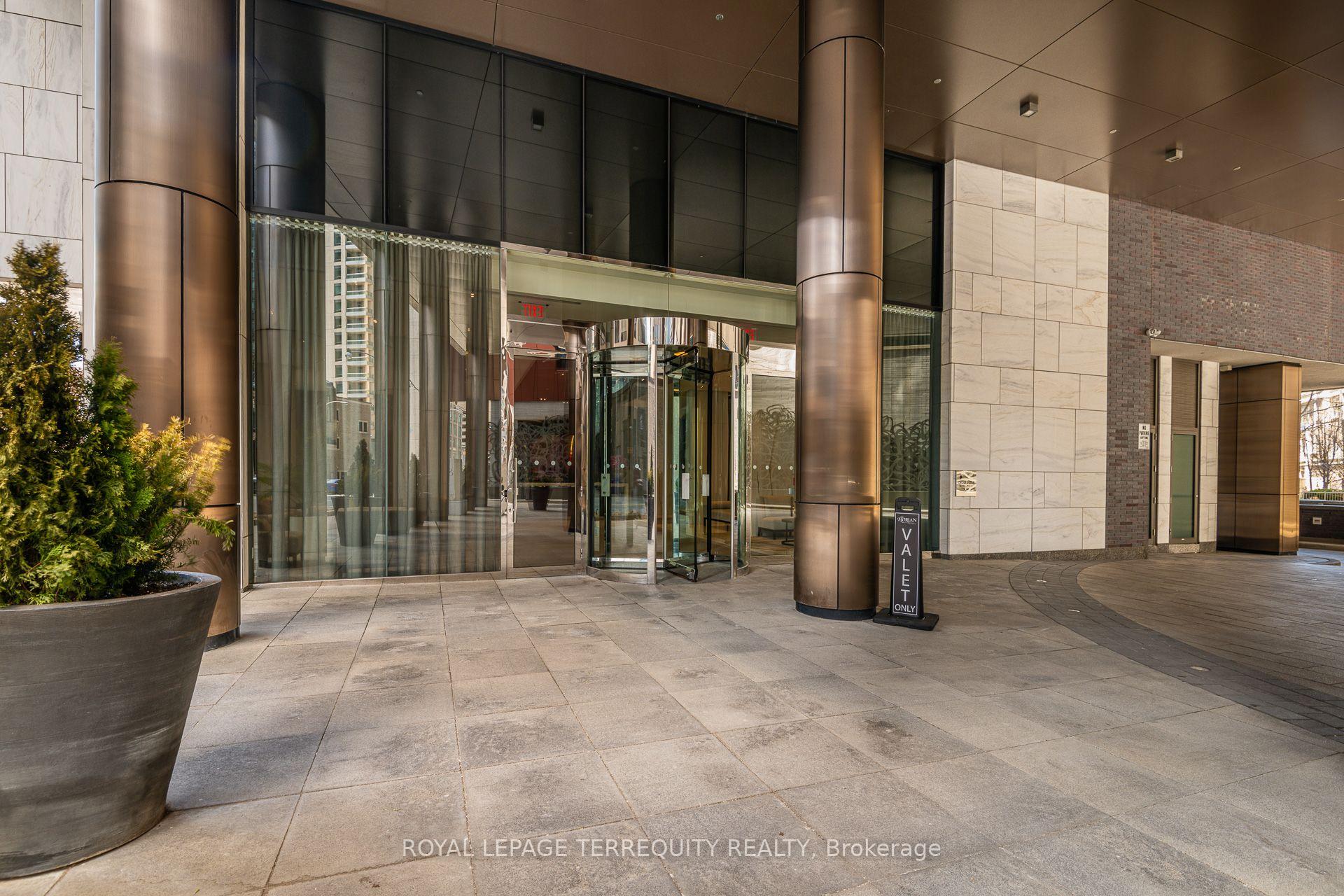 Photo 4 of Unit 1704, 88 Davenport Road, Toronto, The Annex — HOMEH
