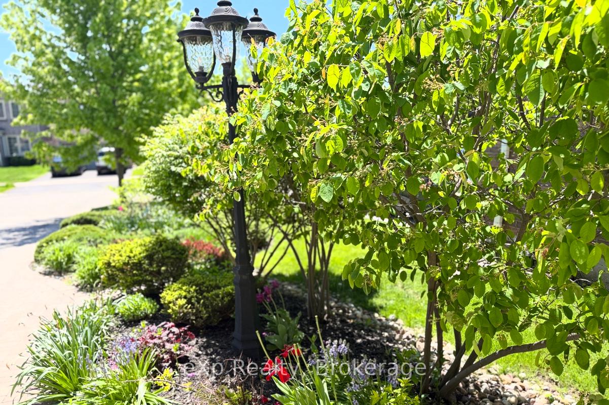 Photo 3 of 1067 Maury Crescent, Pickering, Liverpool — HOMEH