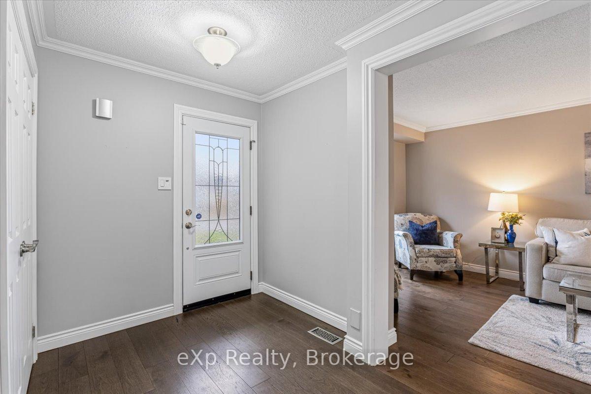 Photo 4 of 1067 Maury Crescent, Pickering, Liverpool — HOMEH