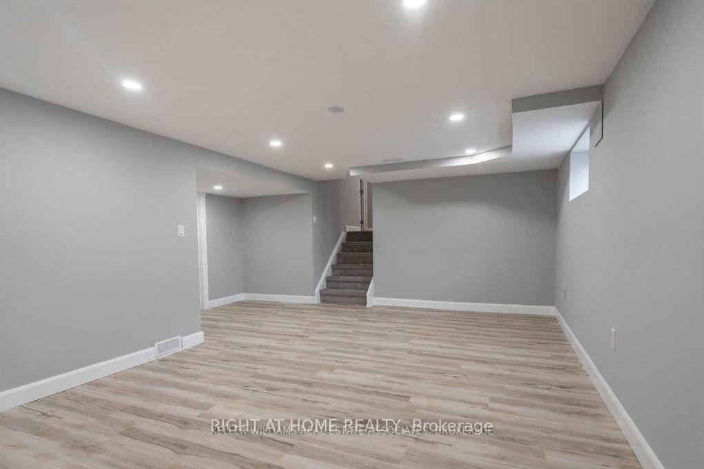 Photo 19 of 530 Lynda Lane, Hamilton, Ancaster — HOMEH