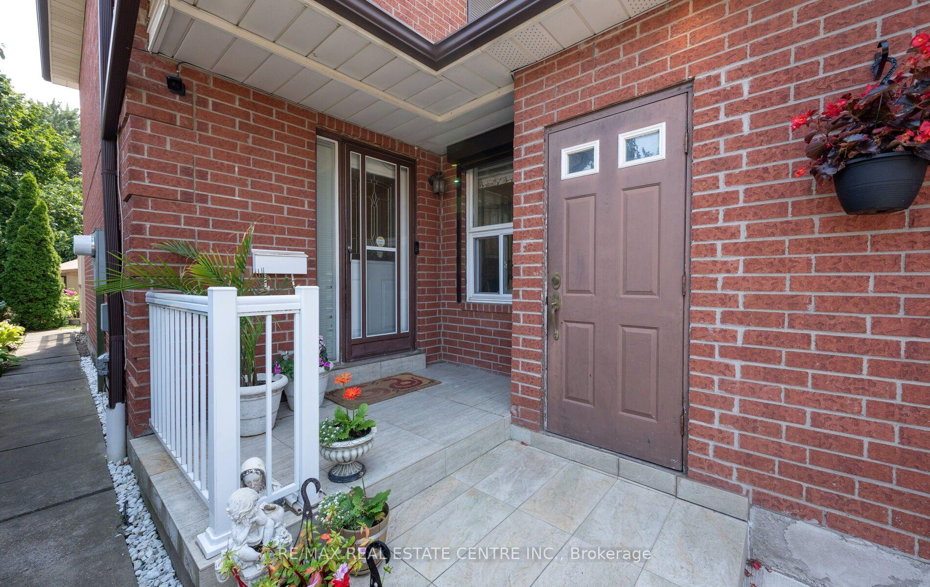 Photo 3 of 4 Ecclestone Drive, Brampton, Brampton West — HOMEH