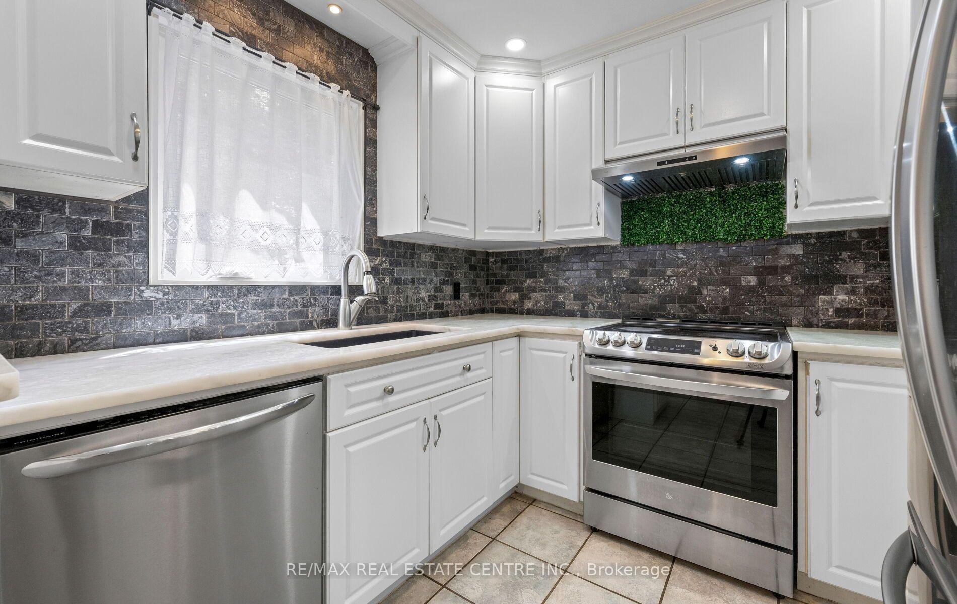 Photo 17 of 4 Ecclestone Drive, Brampton, Brampton West — HOMEH