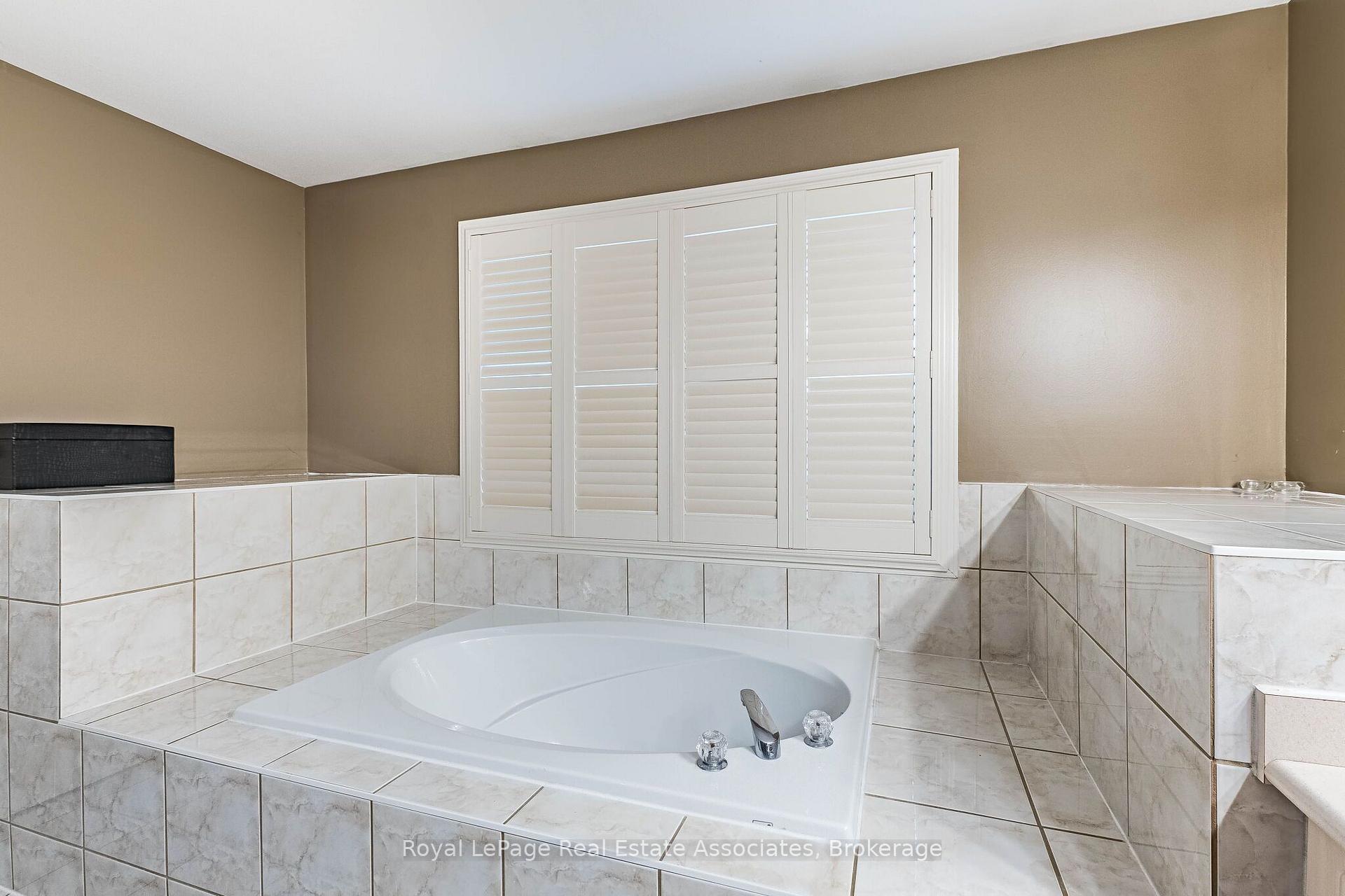 Photo 32 of 37 Latania Boulevard, Brampton, Vales of Castlemore — HOMEH