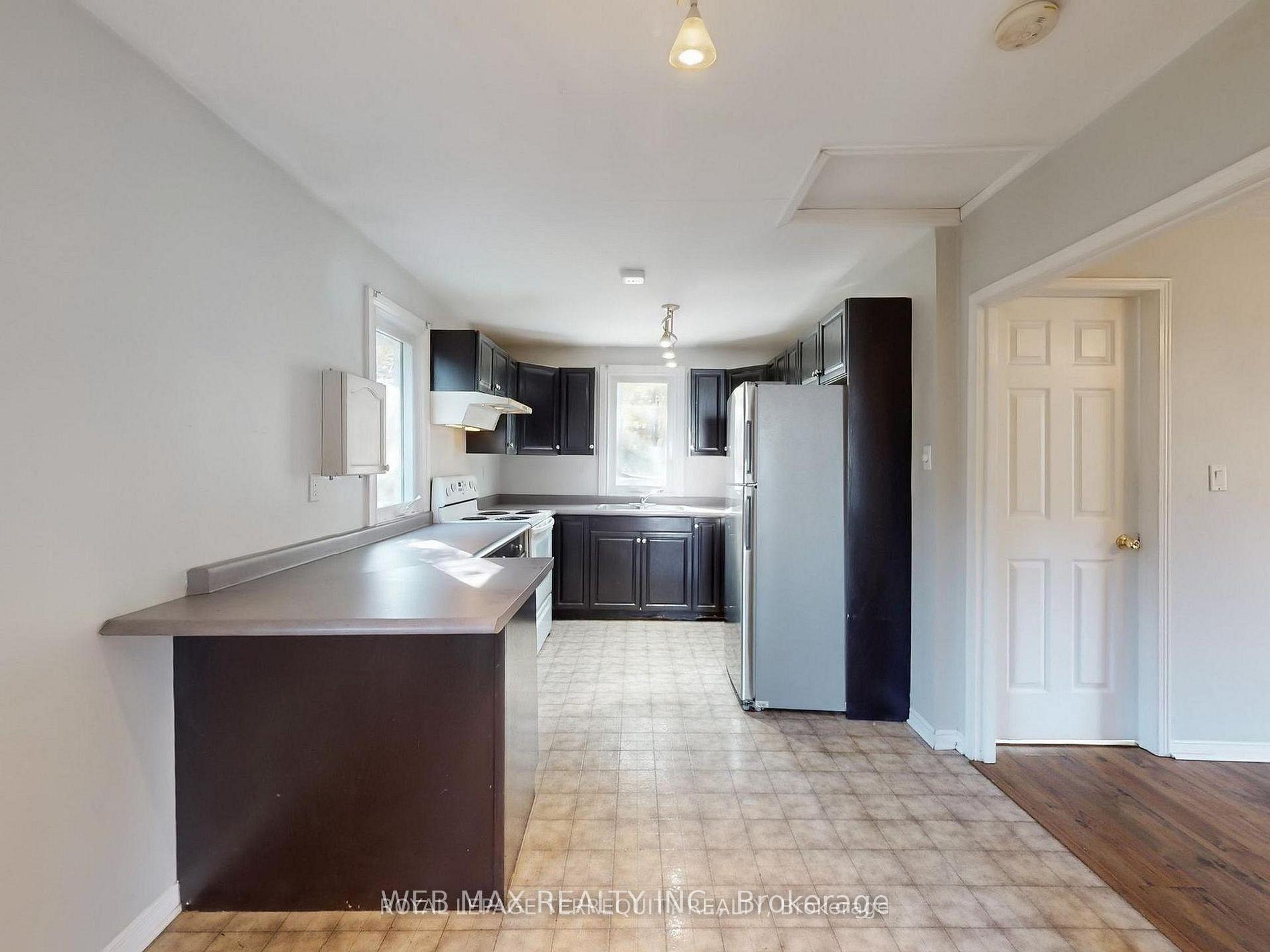 Photo 13 of 40 Brennan Avenue, Barrie, South Shore — HOMEH