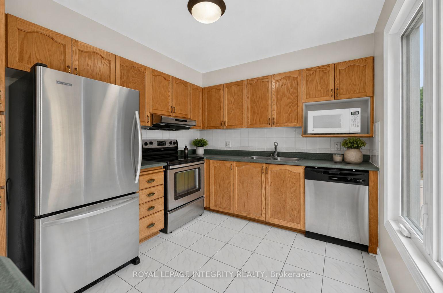 Photo 15 of 1957 Crestmont Place, Ottawa, Chapel Hill South - Orleans Village — HOMEH