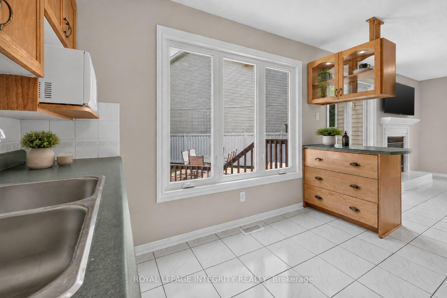Photo 16 of 1957 Crestmont Place, Ottawa, Chapel Hill South - Orleans Village — HOMEH