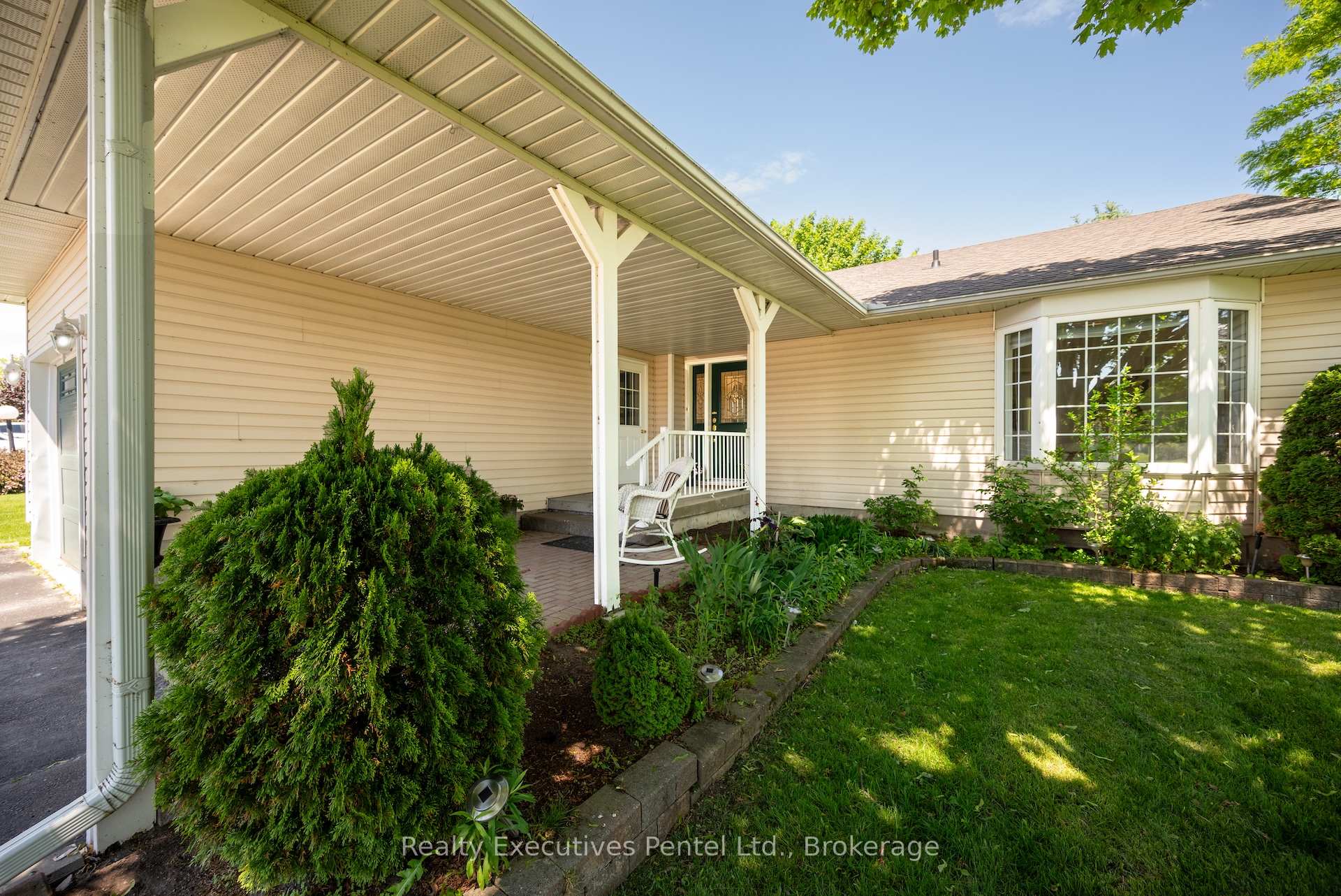 Photo 4 of 1 Cliff Drive, Clarington, Newcastle — HOMEH