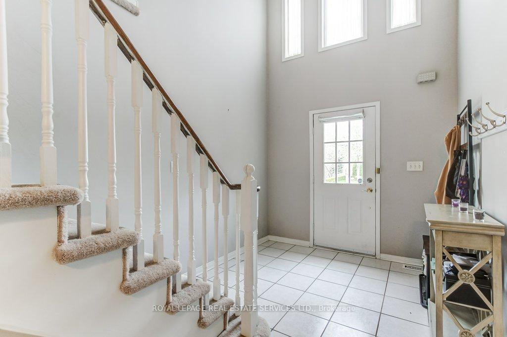 Photo 4 of 331 Ravineview Way, Oakville, Wedgewood Creek — HOMEH