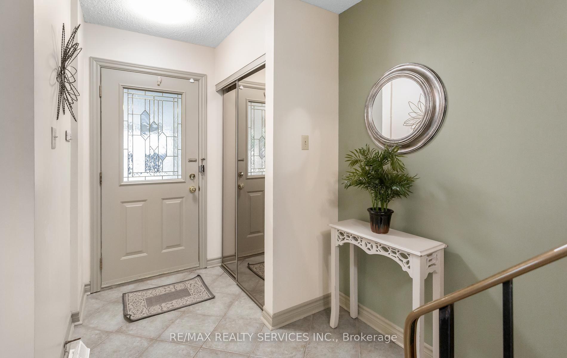 Photo 4 of 35 Sparklett Crescent, Brampton, Heart Lake East — HOMEH