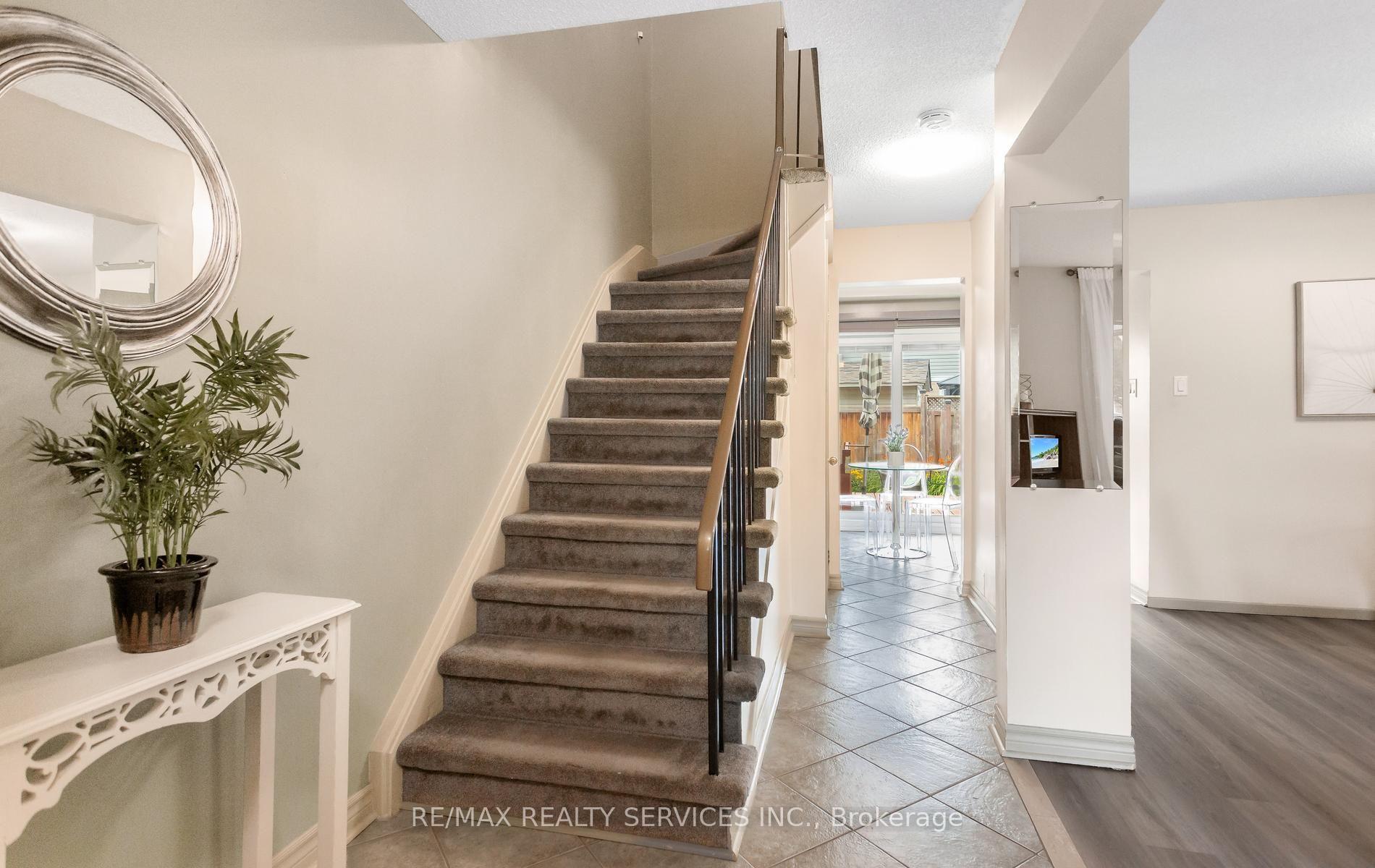 Photo 5 of 35 Sparklett Crescent, Brampton, Heart Lake East — HOMEH