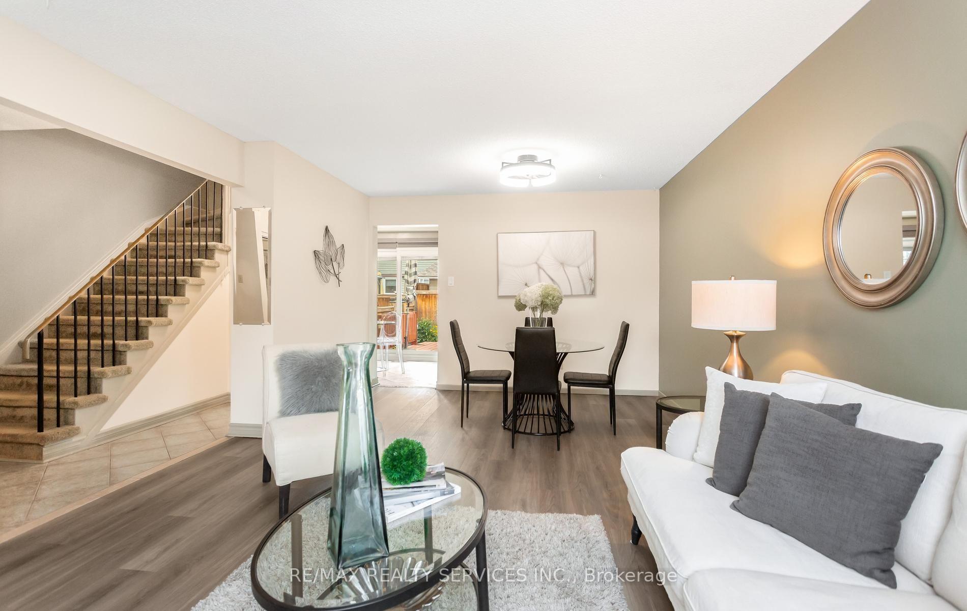 Photo 9 of 35 Sparklett Crescent, Brampton, Heart Lake East — HOMEH