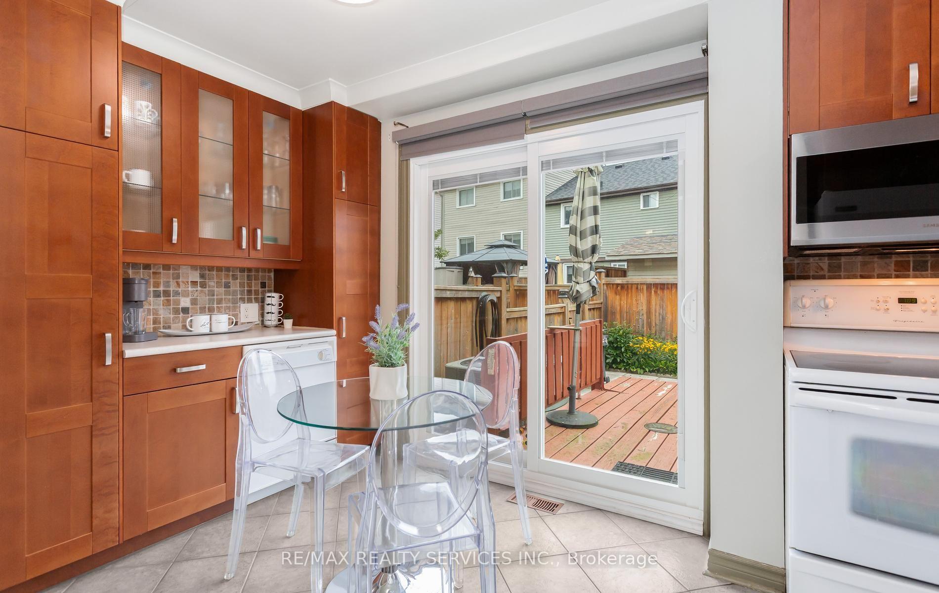 Photo 11 of 35 Sparklett Crescent, Brampton, Heart Lake East — HOMEH