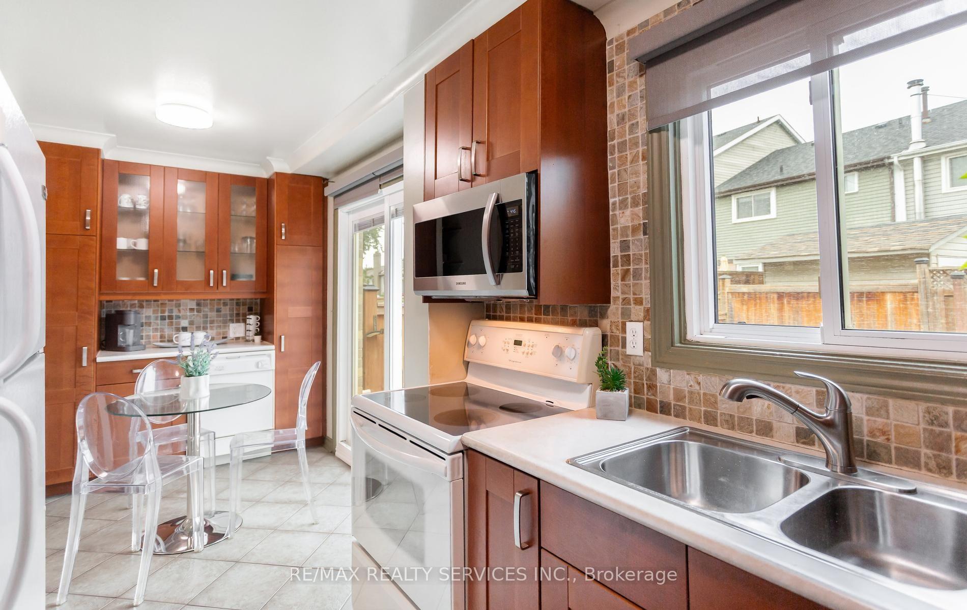 Photo 12 of 35 Sparklett Crescent, Brampton, Heart Lake East — HOMEH
