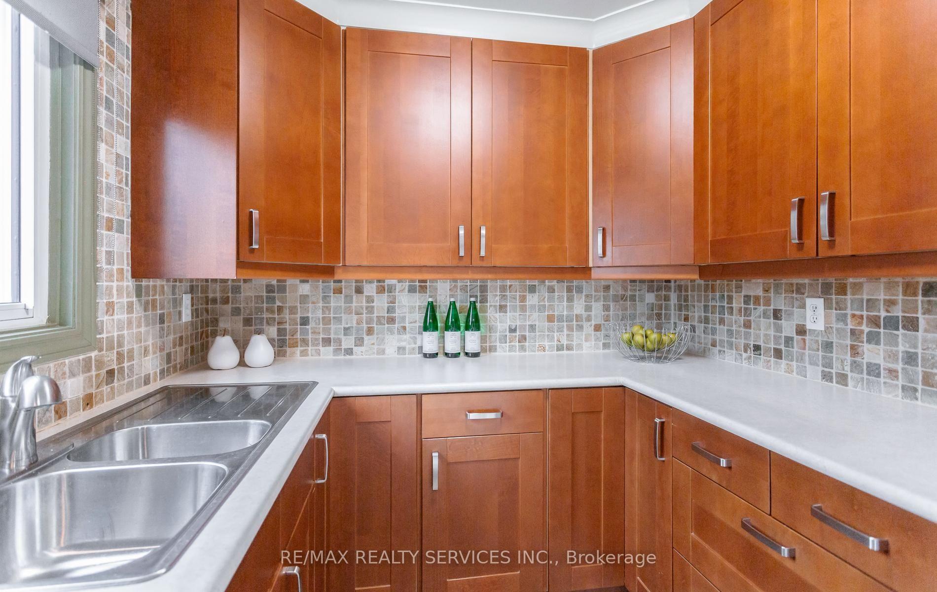 Photo 13 of 35 Sparklett Crescent, Brampton, Heart Lake East — HOMEH