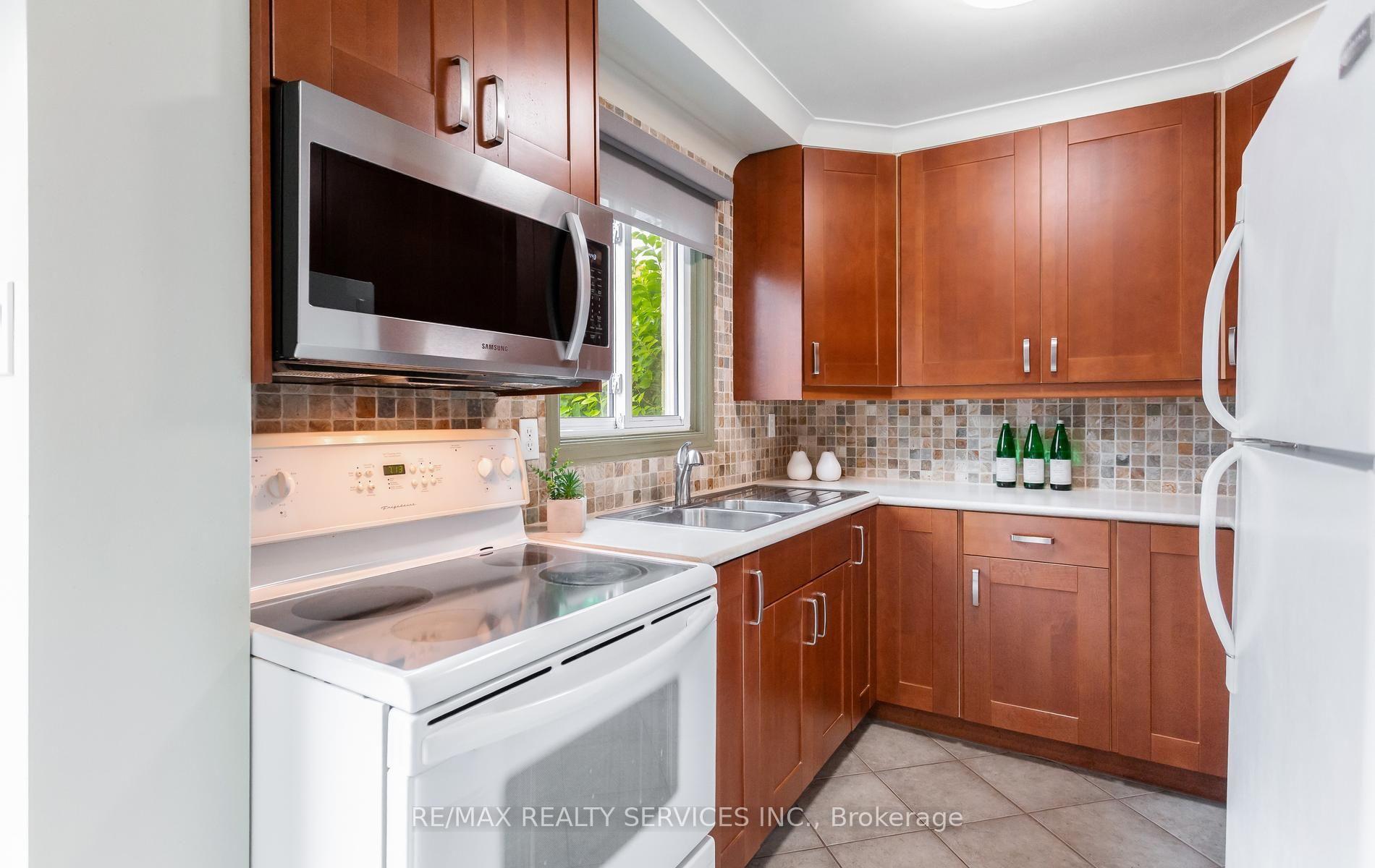 Photo 14 of 35 Sparklett Crescent, Brampton, Heart Lake East — HOMEH