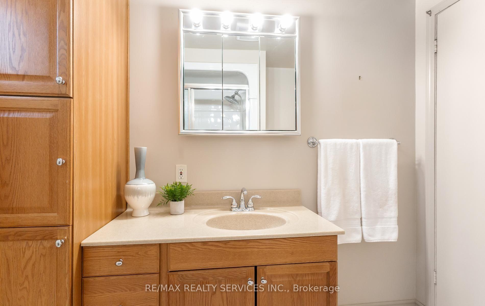 Photo 22 of 35 Sparklett Crescent, Brampton, Heart Lake East — HOMEH