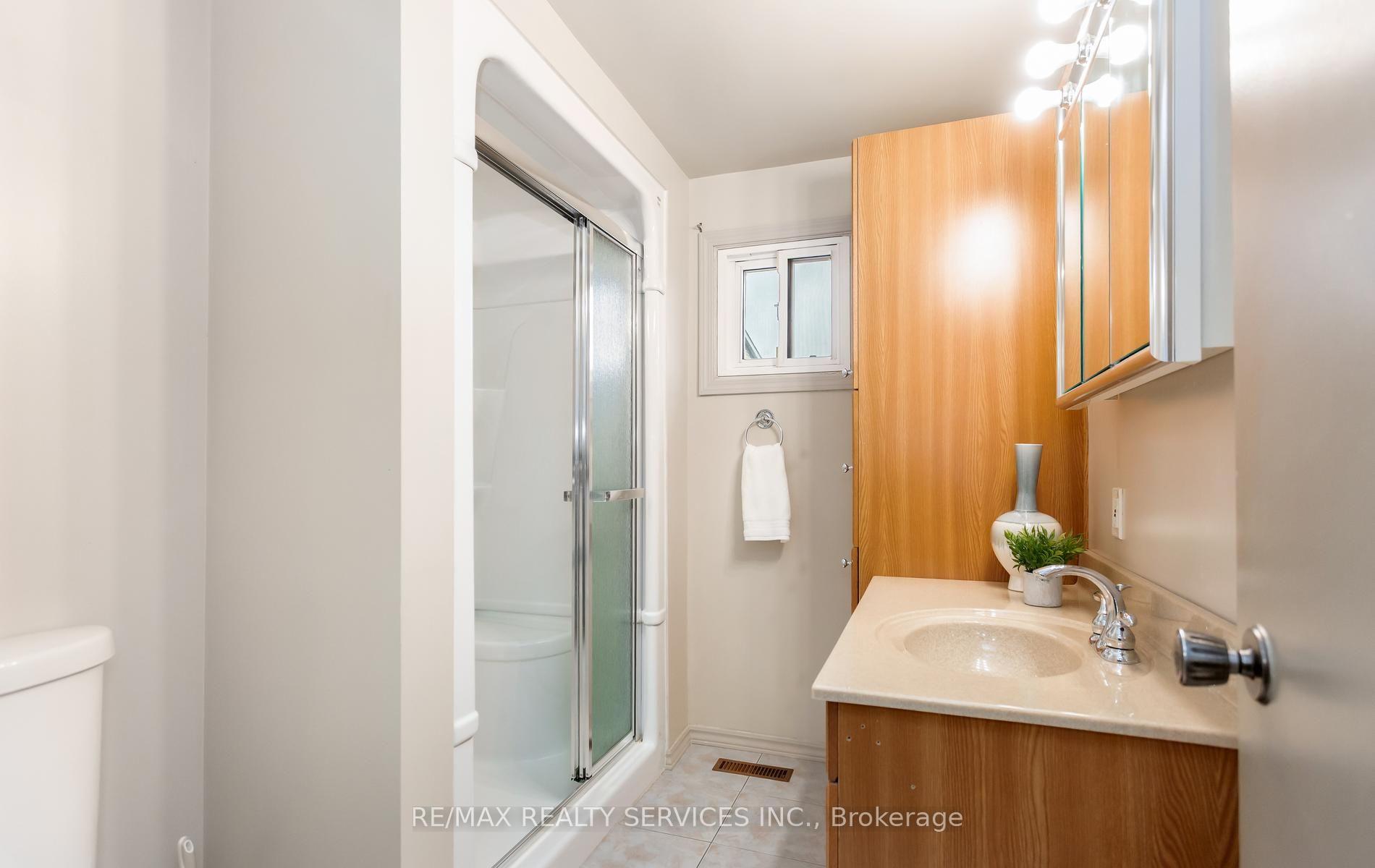 Photo 23 of 35 Sparklett Crescent, Brampton, Heart Lake East — HOMEH