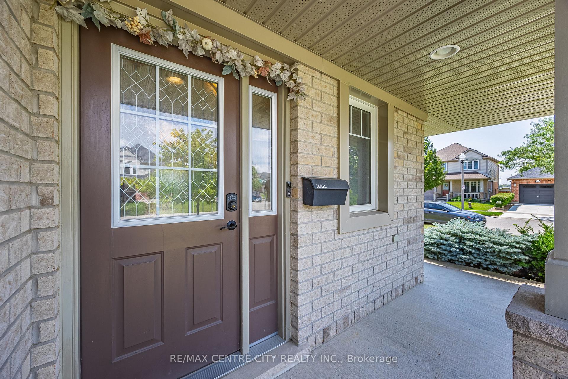 Photo 5 of 2 Fenwick Court, St. Thomas — HOMEH