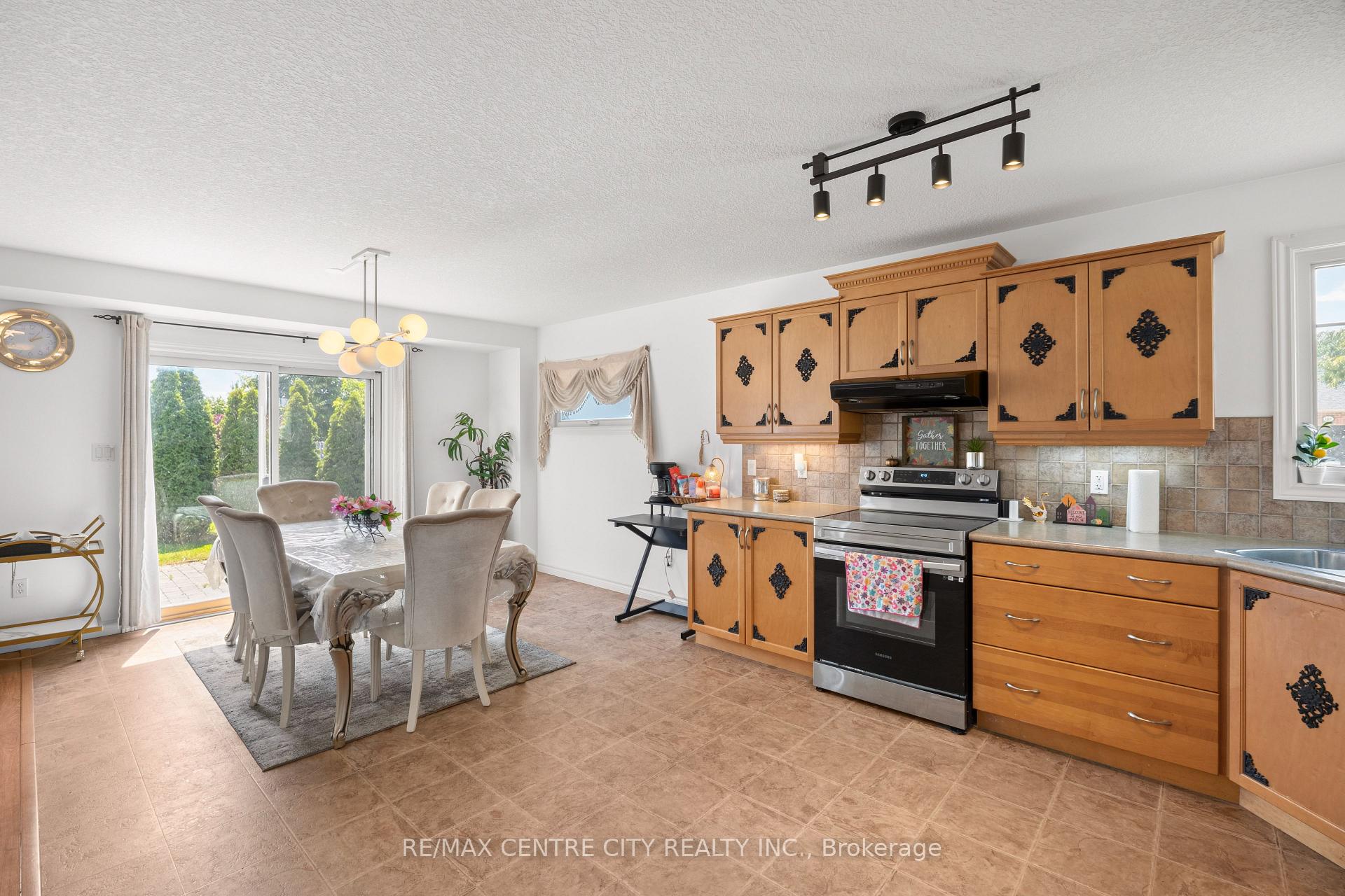 Photo 9 of 2 Fenwick Court, St. Thomas — HOMEH