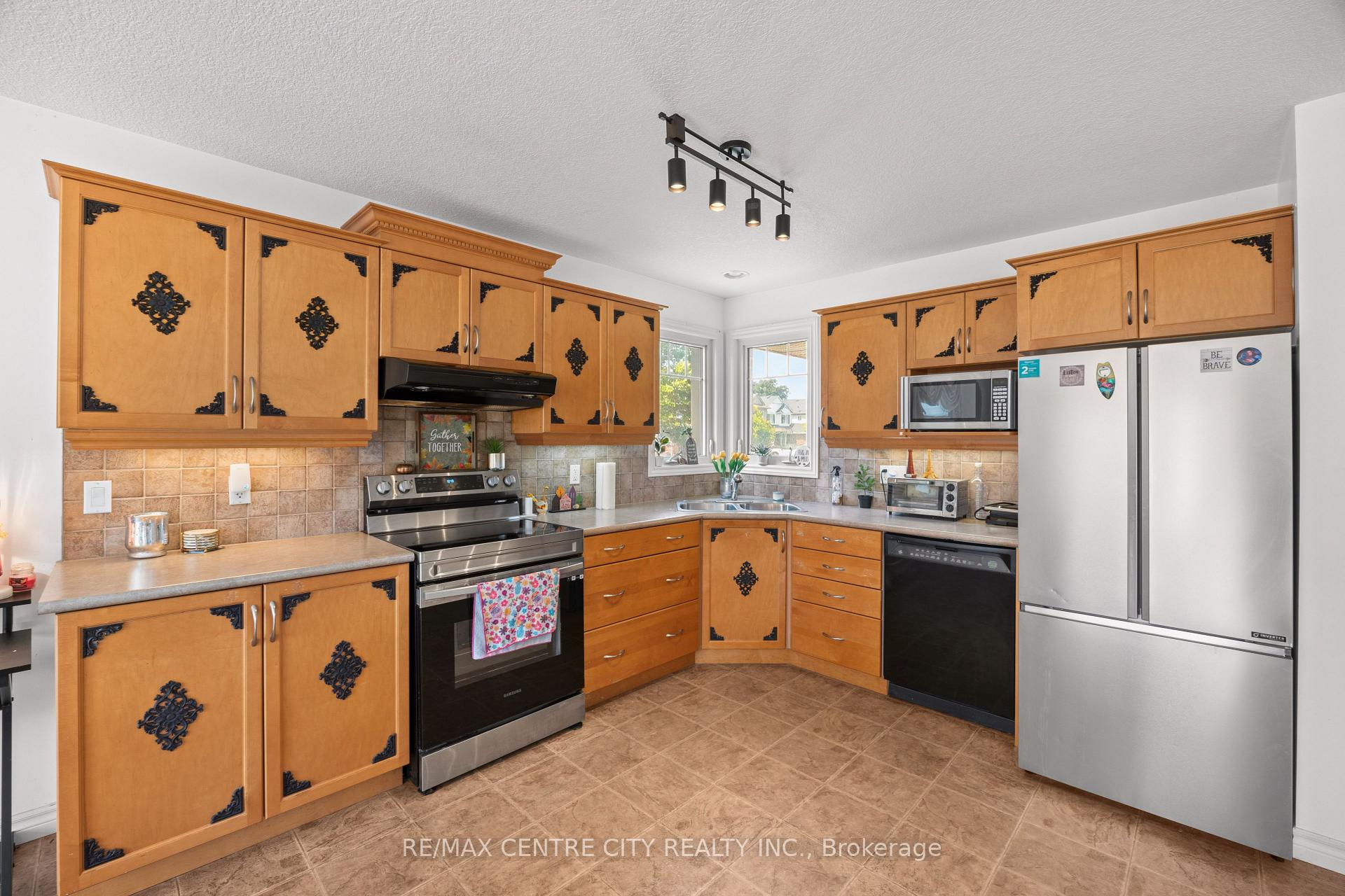 Photo 10 of 2 Fenwick Court, St. Thomas — HOMEH