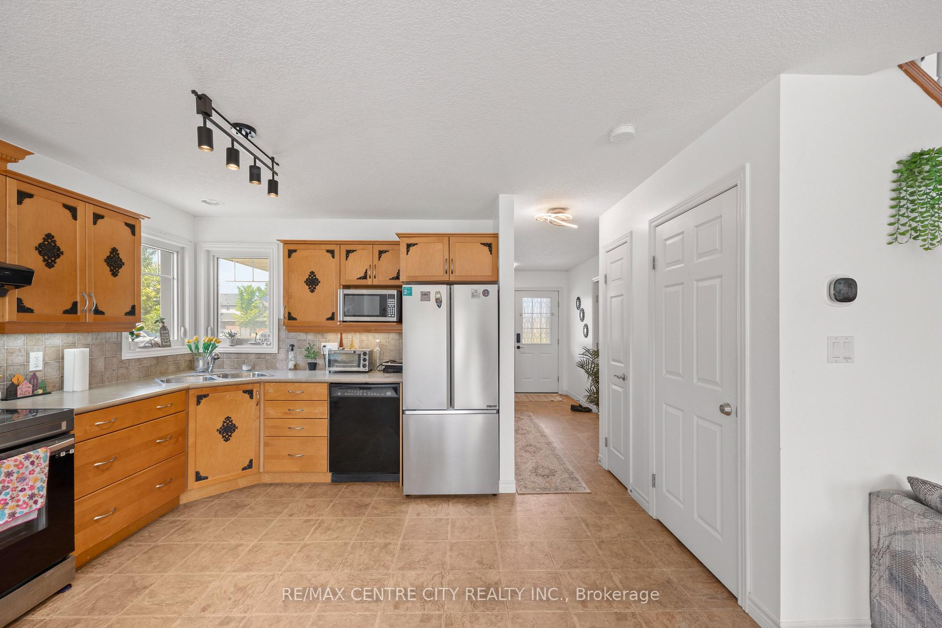 Photo 11 of 2 Fenwick Court, St. Thomas — HOMEH