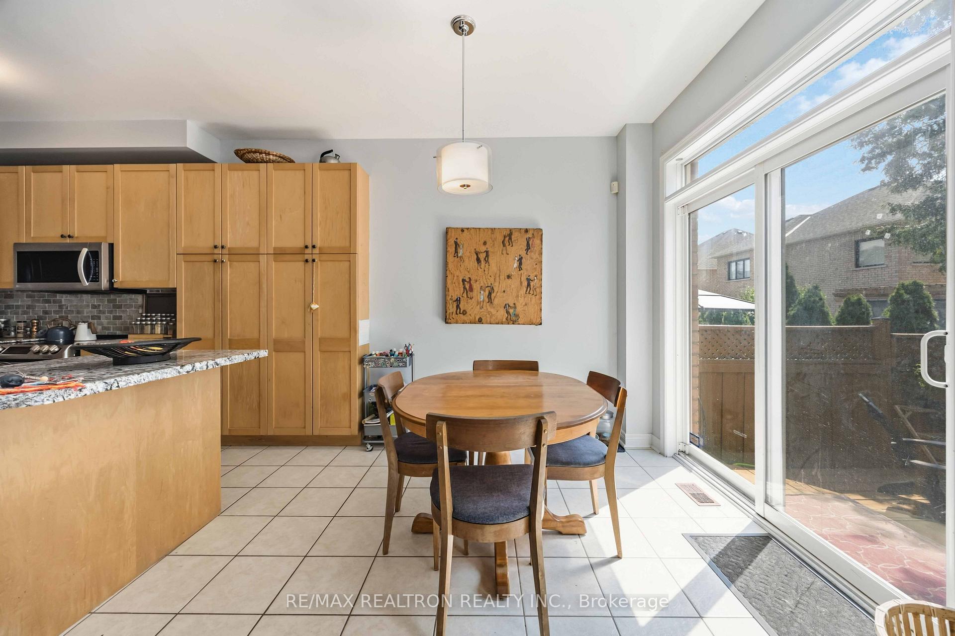Photo 9 of 23 Amberty Street, Vaughan, Patterson — HOMEH