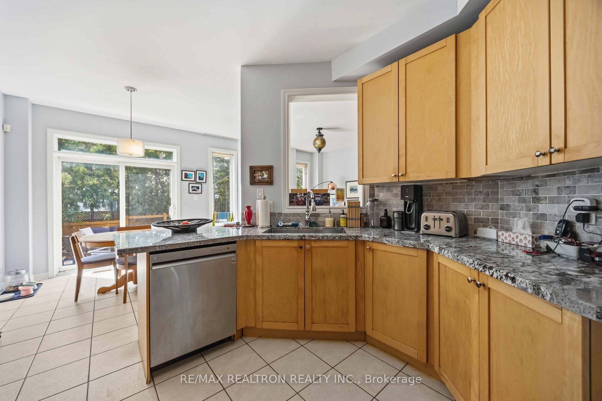 Photo 12 of 23 Amberty Street, Vaughan, Patterson — HOMEH