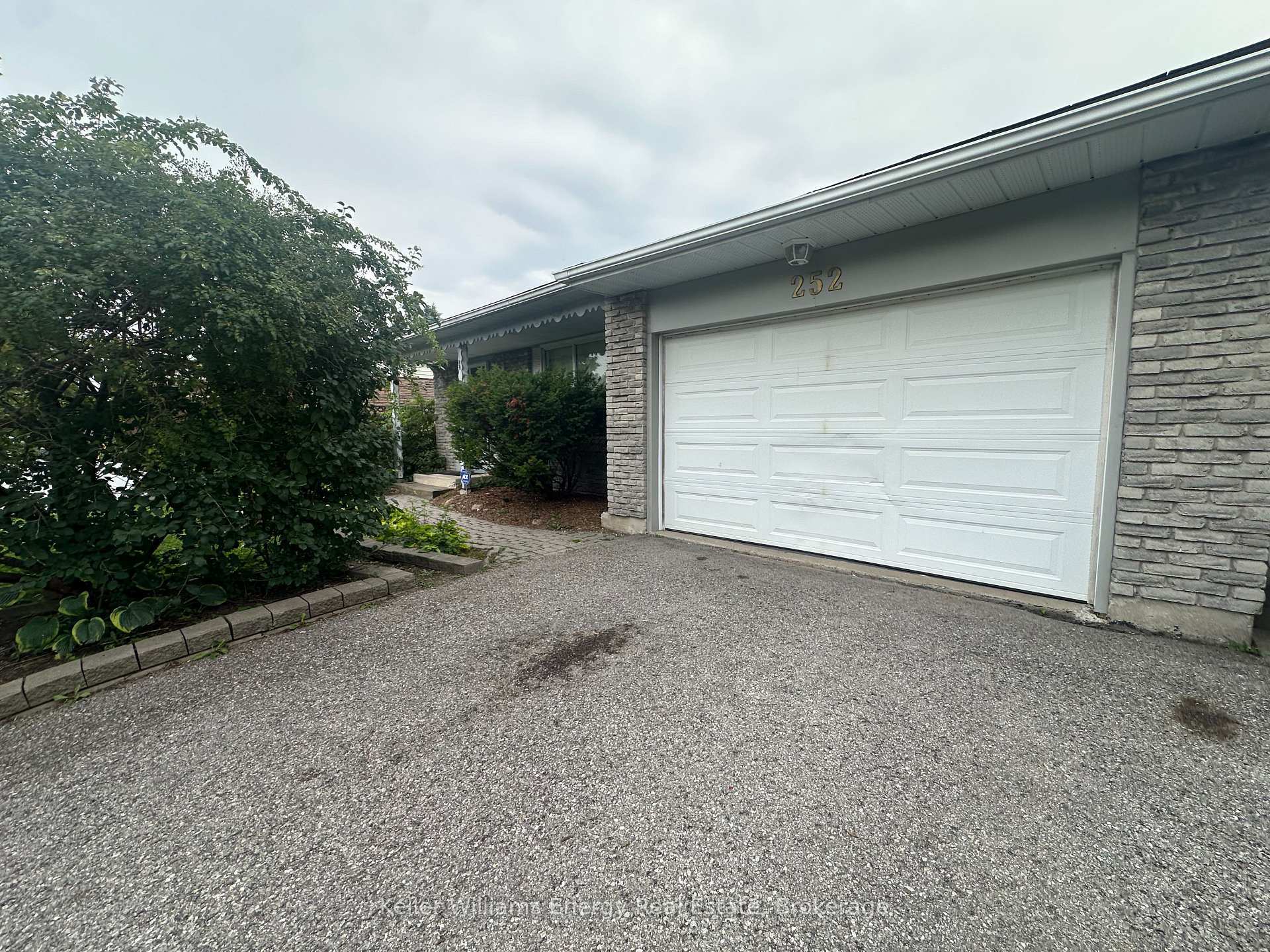 Photo 2 of 252 Keewatin Street S, Oshawa, Donevan — HOMEH