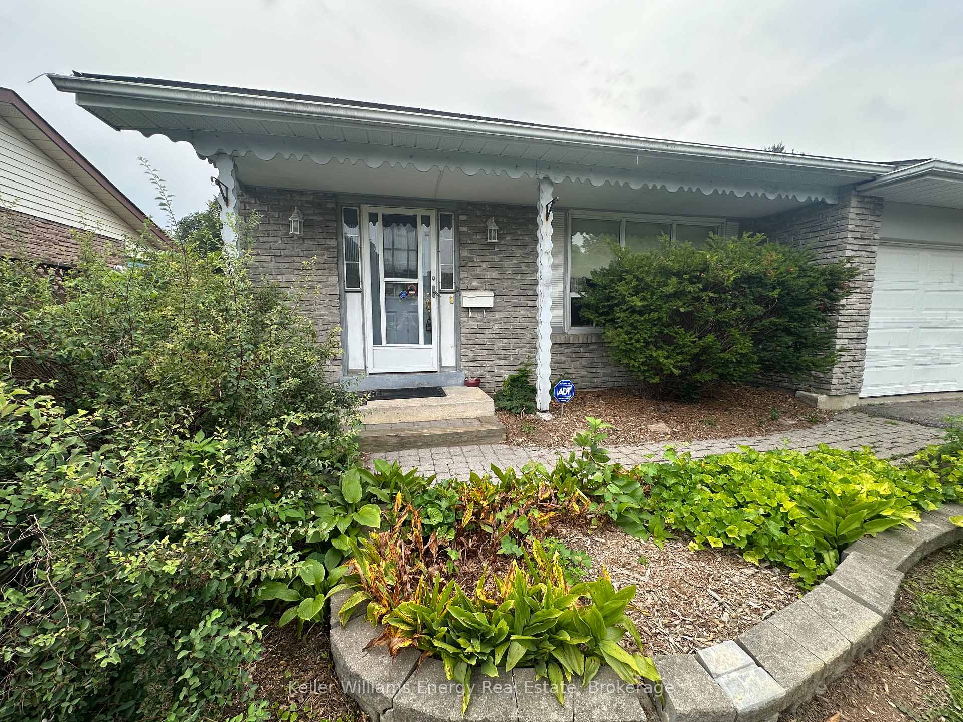 Photo 3 of 252 Keewatin Street S, Oshawa, Donevan — HOMEH