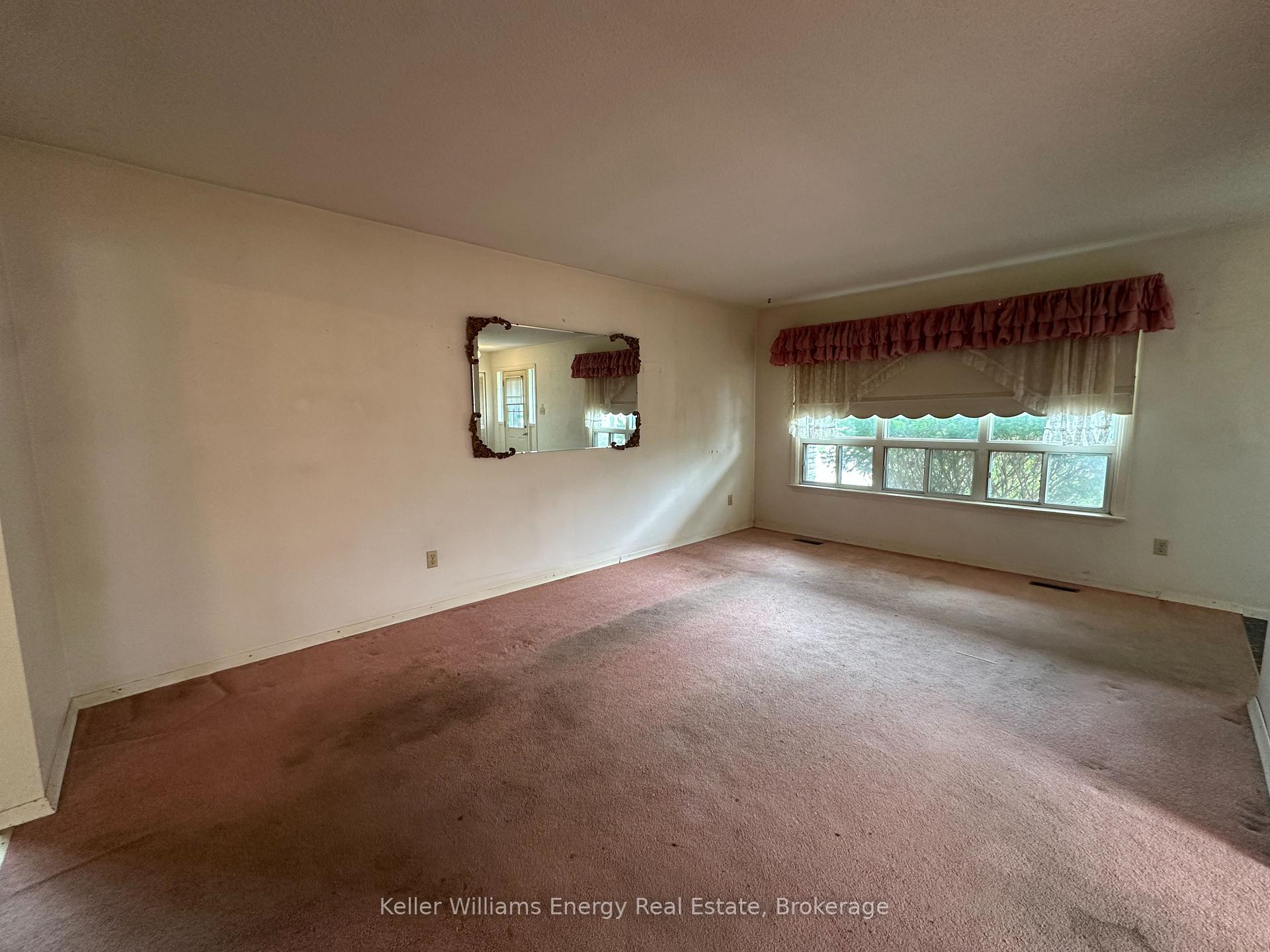 Photo 11 of 252 Keewatin Street S, Oshawa, Donevan — HOMEH